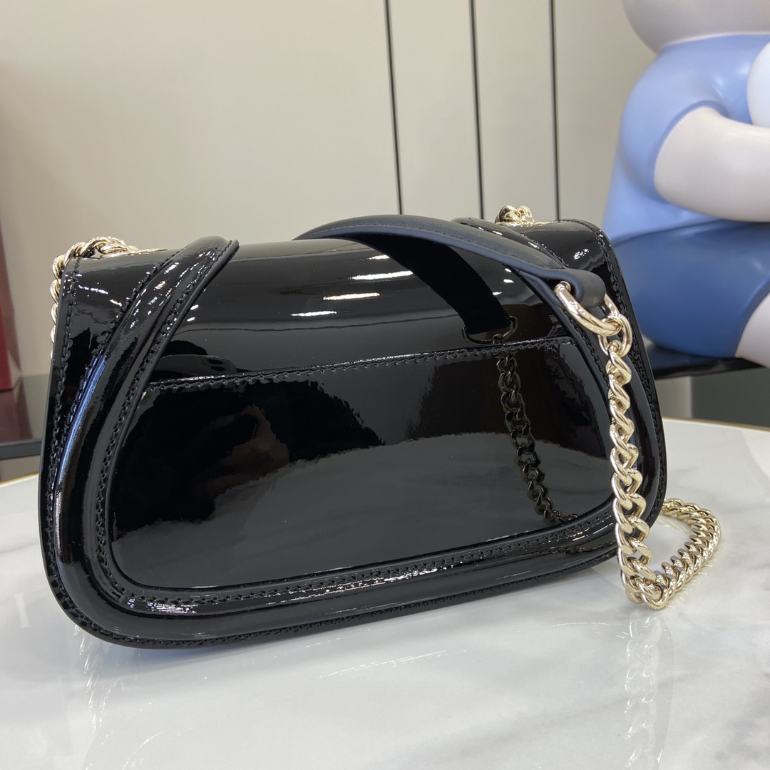 p1320 Le nouveau sac à main de la collection Gucci Blondie est orné du logo emblématique de la collection, qui a fait ses débuts au début des années 1970, et allie le glamour de l'héritage au style contemporain pour illustrer le design classique de la marque avec une touche de modernité. Ce mini sac à bandoulière est réalisé en cuir verni Gucci avec un logo de marque émaillé de forme ronde et une bandoulière à chaîne doréeCuir verni GucciLes passepoils sont en cuir verni GucciMarron. Doublure en mélange de coton et de linDouble G circulaire émailléIntérieur : 1 poche ouverteExtérieur : 1 poche ouverte au dosBandelette à chaîne (51 cm de haut)Fermeture magnétiquePoids : environ 0,4 kgNo de modèle : 815711Dimensions : 21,5 cm (l) x 11 cm (h) x 8 cm (p)Couleur : Cuir verni Gucci/Création italienne - Sacs haut de gamme