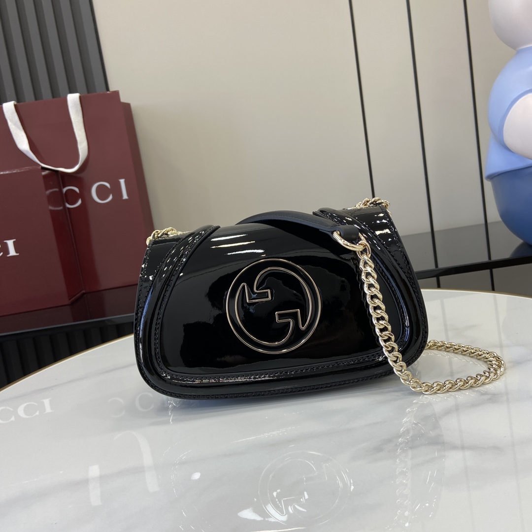 p1320 Le nouveau sac à main de la collection Gucci Blondie est orné du logo emblématique de la collection, qui a fait ses débuts au début des années 1970, et allie le glamour de l'héritage au style contemporain pour illustrer le design classique de la marque avec une touche de modernité. Ce mini sac à bandoulière est réalisé en cuir verni Gucci avec un logo de marque émaillé de forme ronde et une bandoulière à chaîne doréeCuir verni GucciLes passepoils sont en cuir verni GucciMarron. Doublure en mélange de coton et de linDouble G circulaire émailléIntérieur : 1 poche ouverteExtérieur : 1 poche ouverte au dosBandelette à chaîne (51 cm de haut)Fermeture magnétiquePoids : environ 0,4 kgNo de modèle : 815711Dimensions : 21,5 cm (l) x 11 cm (h) x 8 cm (p)Couleur : Cuir verni Gucci/Création italienne - Sacs haut de gamme