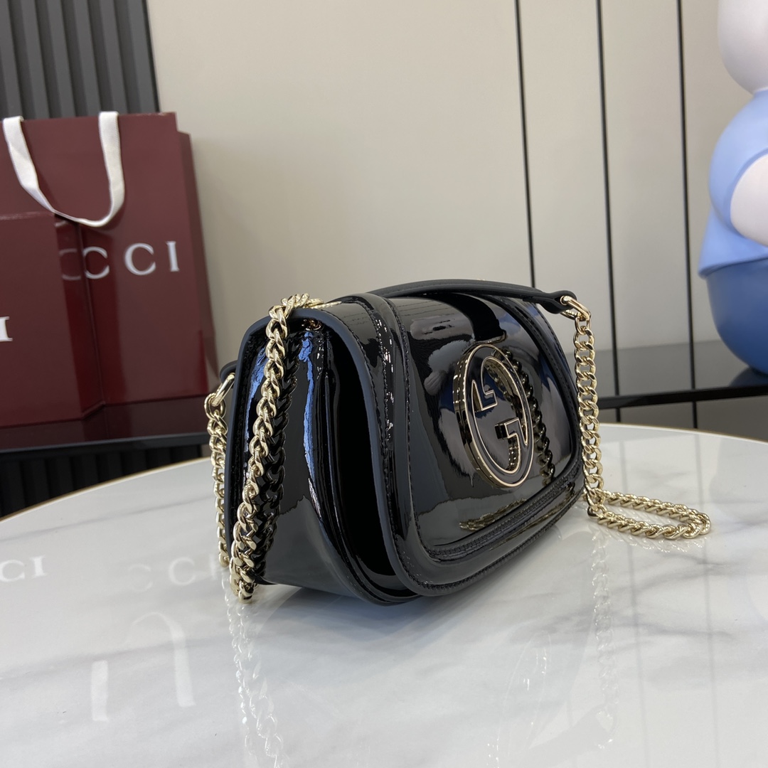 p1320 Le nouveau sac à main de la collection Gucci Blondie est orné du logo emblématique de la collection, qui a fait ses débuts au début des années 1970, et allie le glamour de l'héritage au style contemporain pour illustrer le design classique de la marque avec une touche de modernité. Ce mini sac à bandoulière est réalisé en cuir verni Gucci avec un logo de marque émaillé de forme ronde et une bandoulière à chaîne doréeCuir verni GucciLes passepoils sont en cuir verni GucciMarron. Doublure en mélange de coton et de linDouble G circulaire émailléIntérieur : 1 poche ouverteExtérieur : 1 poche ouverte au dosBandelette à chaîne (51 cm de haut)Fermeture magnétiquePoids : environ 0,4 kgNo de modèle : 815711Dimensions : 21,5 cm (l) x 11 cm (h) x 8 cm (p)Couleur : Cuir verni Gucci/Création italienne - Sacs haut de gamme