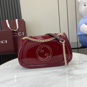 p1520 Gucci Blondie系列全新手袋饰有在20世纪70年代初期首次亮相的品牌系列经典标识巧妙结合传承魅力与当代风尚出色诠释品牌经典设计与现代精髓这款小号肩背包甄选古驰安可拉红漆皮打造搭配珐琅品牌圆形标识配有金色调链式肩带和皮革肩带轻松打造肩背或斜挎造型
古驰安可拉红漆皮
古驰安可拉红漆皮滚边
棕色棉麻混纺衬里
珐琅圆形互扣式双G
内部：1个拉链袋
外部：背面开口口袋
滑链肩带可调整为48厘米高的肩带或高29厘米的顶部提手
磁扣开合
型号：815715
尺寸：26.5厘米（宽）x 16.5厘米（高）x 8.5厘米（深）
颜色：安克拉红漆皮/
重量：约600克
意大利创作-高仿包包