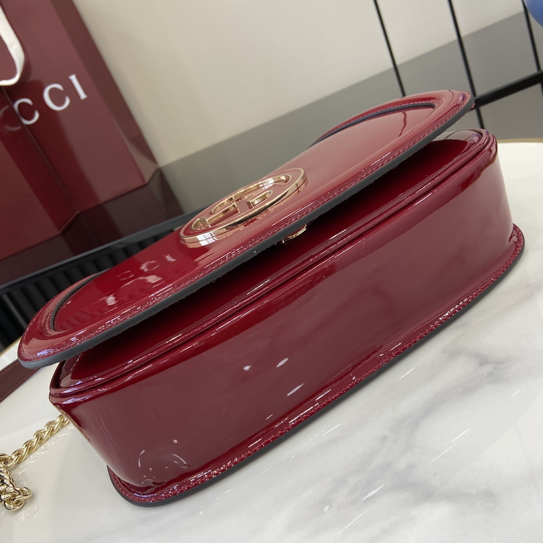 p1520 El nuevo bolso Gucci Blondie está adornado con el icónico logotipo de la colección, que hizo su debut a principios de los años 70. Combinando el glamour de la herencia y el estilo contemporáneo, este pequeño bolso bandolera está confeccionado en charol rojo Anchora de Gucci con un logotipo circular esmaltado, y cuenta con una correa para el hombro de cadena en tono dorado y otra de piel que puede llevarse fácilmente colgado del hombro o cruzado. EstilosGucci Encore de charol rojoRibete de charol rojo Gucci EncoreForro en mezcla de algodón y lino marrónDoble G redonda entrelazada esmaltadaInterior: 1 bolsillo con cremalleraExterior: bolsillo abierto traseroAsa bandolera con cremallera ajustable a 48 cm de altura o asa superior de 29 cm de alturaCierre con broche magnéticoModelo: 815715Tamaño: 26,5 cm (ancho) x 16,5 cm (alto) x 8,5 cm (fondo)Color: Ankara rojo charol/Peso: aprox. 600gCreación italiana