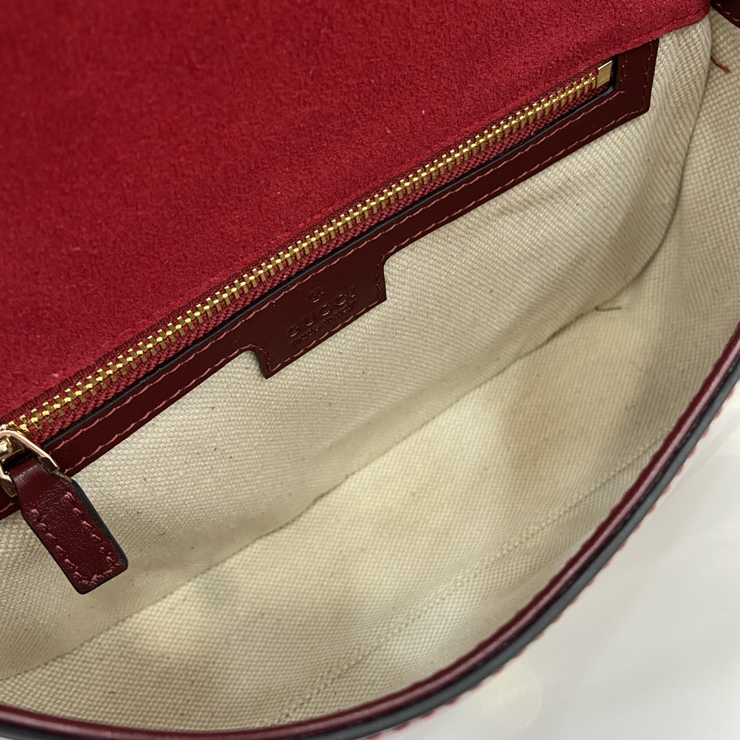 p1520 El nuevo bolso Gucci Blondie está adornado con el icónico logotipo de la colección, que hizo su debut a principios de los años 70. Combinando el glamour de la herencia y el estilo contemporáneo, este pequeño bolso bandolera está confeccionado en charol rojo Anchora de Gucci con un logotipo circular esmaltado, y cuenta con una correa para el hombro de cadena en tono dorado y otra de piel que puede llevarse fácilmente colgado del hombro o cruzado. EstilosGucci Encore de charol rojoRibete de charol rojo Gucci EncoreForro en mezcla de algodón y lino marrónDoble G redonda entrelazada esmaltadaInterior: 1 bolsillo con cremalleraExterior: bolsillo abierto traseroAsa bandolera con cremallera ajustable a 48 cm de altura o asa superior de 29 cm de alturaCierre con broche magnéticoModelo: 815715Tamaño: 26,5 cm (ancho) x 16,5 cm (alto) x 8,5 cm (fondo)Color: Ankara rojo charol/Peso: aprox. 600gCreación italiana