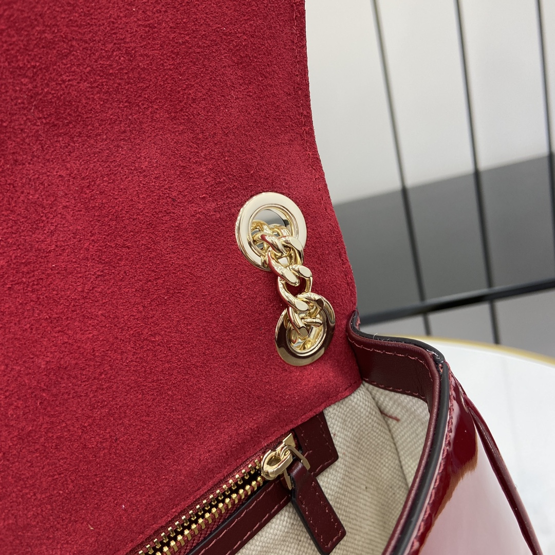 p1520 La nouvelle collection Gucci Blondie est ornée du logo emblématique de la collection, qui a fait ses débuts au début des années 1970. Alliant le glamour de l'héritage au style contemporain, ce petit sac à bandoulière est réalisé en cuir verni rouge Ankora de Gucci avec le logo circulaire de la marque en émail et comporte une bandoulière en chaîne dorée et une bandoulière en cuir qui peut être facilement portée à l'épaule ou en travers du corps. StyleCuir verni rouge EncoreCuir verni rouge Encore passepoilé Doublure en mélange de coton et de lin marronEnamelDouble G circulaire imbriquéIntérieur : 1 poche zippéeExtérieur : poche à l'ouverture arrièreChaîne à glissièreLa bandoulière peut être ajustée à 48 cm de haut ou à 29 cm de hautFermeture magnétiqueNo de modèle : 815715Dimensions : 26,5 cm (l) x 16,5 cm (h) x 8,5 cm (p)Couleur : Cuir verni rouge Encore/poids : Cuir verni rouge Encore Gucci/poids : Cuir verni rouge Claret/poids : Cuir verni rouge Claret/poids : Cuir verni rouge Claret/poids : Cuir verni rouge Claret/poids : Cuir verni rouge Claret/poids : Cuir verni rouge Claret/poids : Cuir verni rouge Claret/poids : Cuir verni rouge Claret. Cuir verni rouge bordeaux/poids : Approx. 600g Création italienne-Sacs de luxe