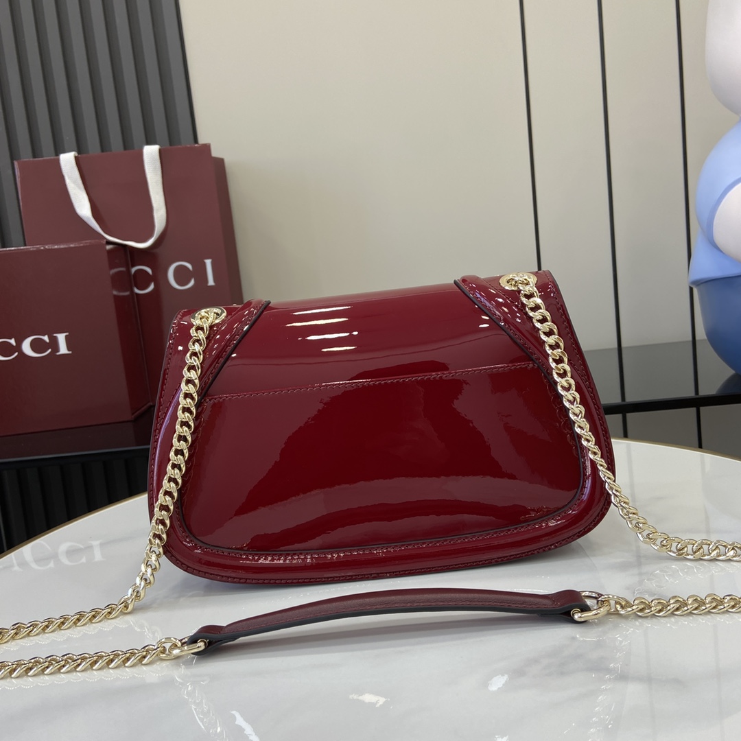 p1520 El nuevo bolso Gucci Blondie está adornado con el icónico logotipo de la colección, que hizo su debut a principios de los años 70. Combinando el glamour de la herencia y el estilo contemporáneo, este pequeño bolso bandolera está confeccionado en charol rojo Anchora de Gucci con un logotipo circular esmaltado, y cuenta con una correa para el hombro de cadena en tono dorado y otra de piel que puede llevarse fácilmente colgado del hombro o cruzado. EstilosGucci Encore de charol rojoRibete de charol rojo Gucci EncoreForro en mezcla de algodón y lino marrónDoble G redonda entrelazada esmaltadaInterior: 1 bolsillo con cremalleraExterior: bolsillo abierto traseroAsa bandolera con cremallera ajustable a 48 cm de altura o asa superior de 29 cm de alturaCierre con broche magnéticoModelo: 815715Tamaño: 26,5 cm (ancho) x 16,5 cm (alto) x 8,5 cm (fondo)Color: Ankara rojo charol/Peso: aprox. 600gCreación italiana