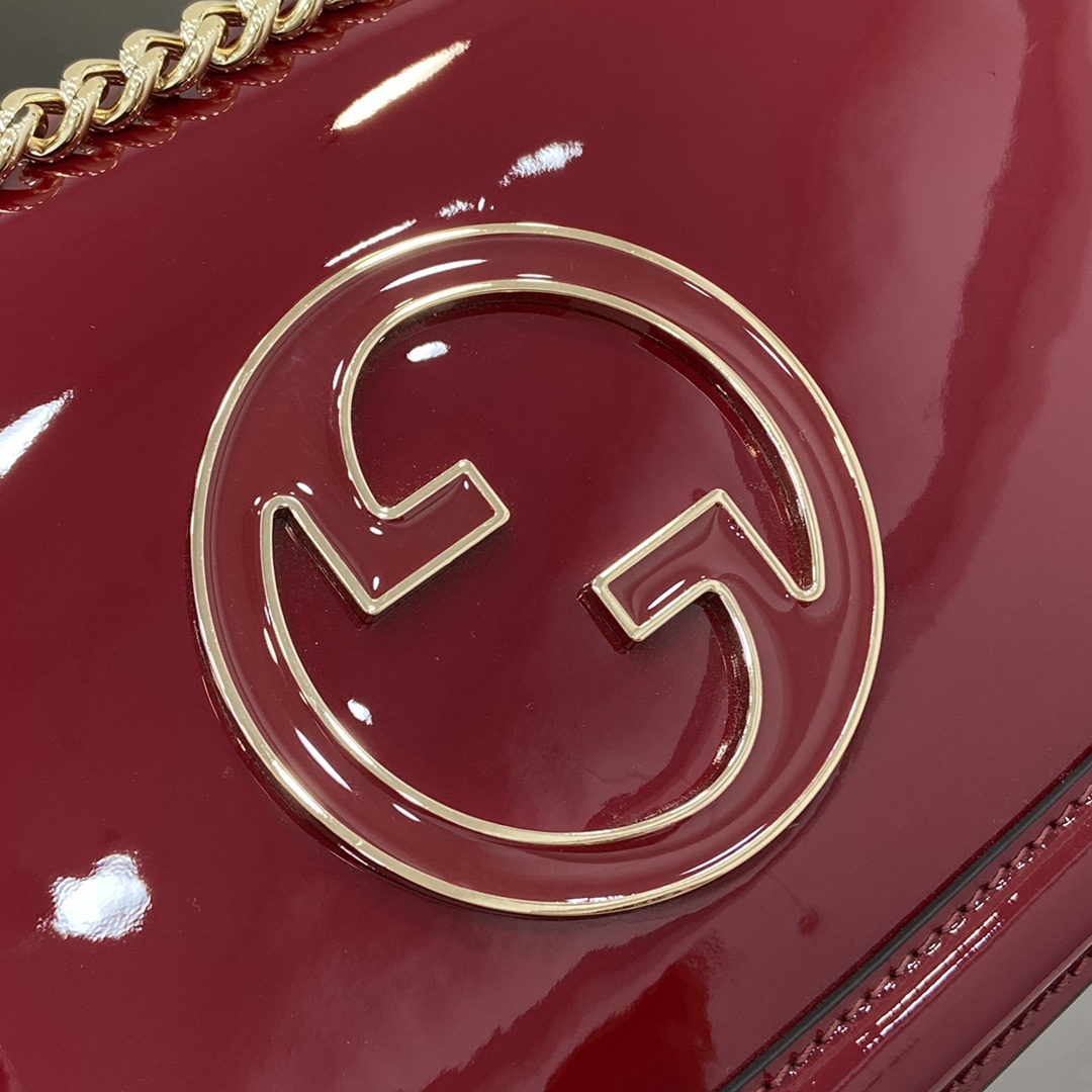 p1520 El nuevo bolso Gucci Blondie está adornado con el icónico logotipo de la colección, que hizo su debut a principios de los años 70. Combinando el glamour de la herencia y el estilo contemporáneo, este pequeño bolso bandolera está confeccionado en charol rojo Anchora de Gucci con un logotipo circular esmaltado, y cuenta con una correa para el hombro de cadena en tono dorado y otra de piel que puede llevarse fácilmente colgado del hombro o cruzado. EstilosGucci Encore de charol rojoRibete de charol rojo Gucci EncoreForro en mezcla de algodón y lino marrónDoble G redonda entrelazada esmaltadaInterior: 1 bolsillo con cremalleraExterior: bolsillo abierto traseroAsa bandolera con cremallera ajustable a 48 cm de altura o asa superior de 29 cm de alturaCierre con broche magnéticoModelo: 815715Tamaño: 26,5 cm (ancho) x 16,5 cm (alto) x 8,5 cm (fondo)Color: Ankara rojo charol/Peso: aprox. 600gCreación italiana