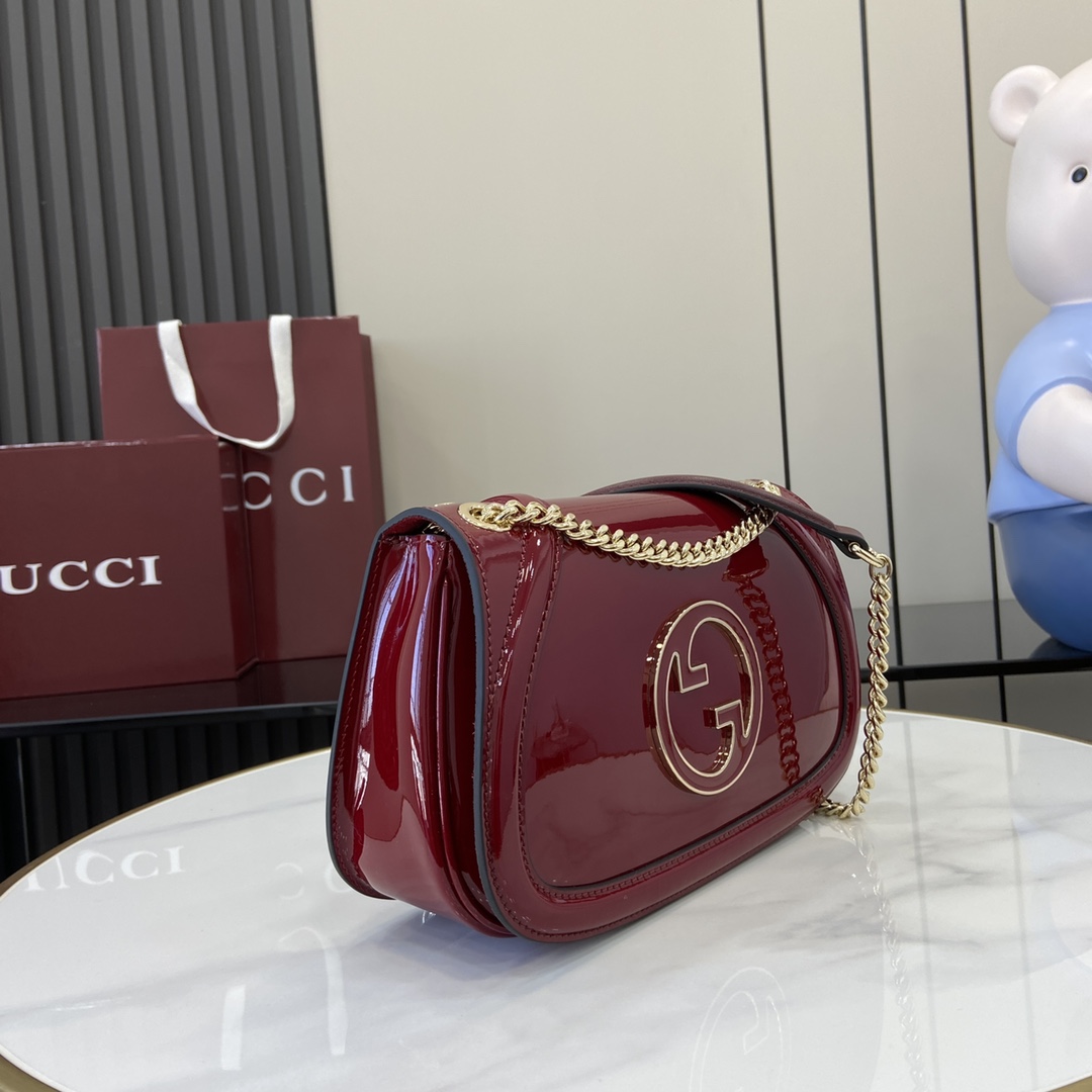 p1520 La nouvelle collection Gucci Blondie est ornée du logo emblématique de la collection, qui a fait ses débuts au début des années 1970. Alliant le glamour de l'héritage au style contemporain, ce petit sac à bandoulière est réalisé en cuir verni rouge Ankora de Gucci avec le logo circulaire de la marque en émail et comporte une bandoulière en chaîne dorée et une bandoulière en cuir qui peut être facilement portée à l'épaule ou en travers du corps. StyleCuir verni rouge EncoreCuir verni rouge Encore passepoilé Doublure en mélange de coton et de lin marronEnamelDouble G circulaire imbriquéIntérieur : 1 poche zippéeExtérieur : poche à l'ouverture arrièreChaîne à glissièreLa bandoulière peut être ajustée à 48 cm de haut ou à 29 cm de hautFermeture magnétiqueNo de modèle : 815715Dimensions : 26,5 cm (l) x 16,5 cm (h) x 8,5 cm (p)Couleur : Cuir verni rouge Encore/poids : Cuir verni rouge Encore Gucci/poids : Cuir verni rouge Claret/poids : Cuir verni rouge Claret/poids : Cuir verni rouge Claret/poids : Cuir verni rouge Claret/poids : Cuir verni rouge Claret/poids : Cuir verni rouge Claret/poids : Cuir verni rouge Claret/poids : Cuir verni rouge Claret. Cuir verni rouge bordeaux/poids : Approx. 600g Création italienne-Sacs de luxe