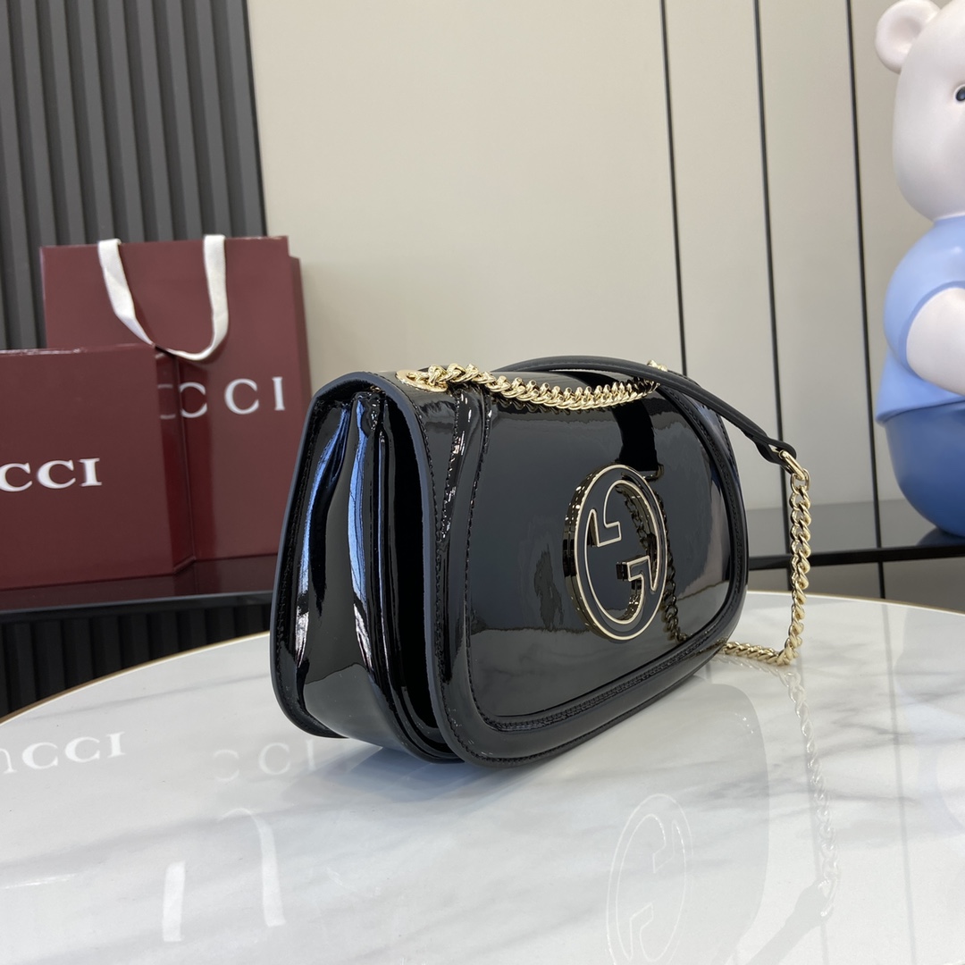 图片[2]-p1520 Gucci Blondie系列全新手袋饰有在20世纪70年代初期首次亮相的品牌系列经典标识巧妙结合传承魅力与当代风尚出色诠释品牌经典设计与现代精髓这款小号肩背包甄选古驰克色漆皮打造搭配珐琅品牌圆形标识配有金色调链式肩带和皮革肩带轻松打造肩背或斜挎造型
古驰克色漆皮
古驰克色漆皮滚边
棕色棉麻混纺衬里
珐琅圆形互扣式双G
内部：1个拉链袋
外部：背面开口口袋
滑链肩带可调整为48厘米高的肩带或高29厘米的顶部提手
磁扣开合
型号：815715
尺寸：26.5厘米（宽）x 16.5厘米（高）x 8.5厘米（深）
颜色：克色漆皮/
重量：约600克
意大利创作-高仿包包