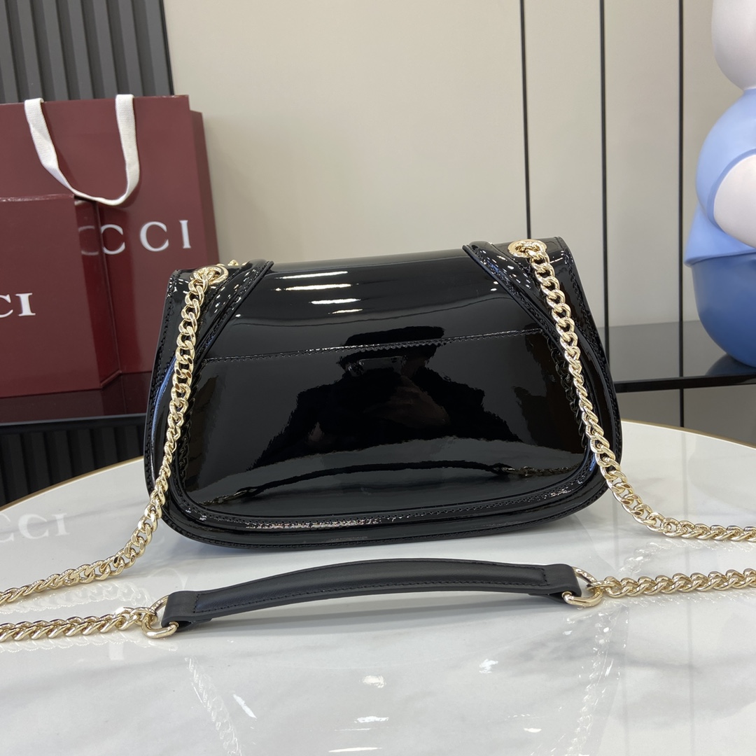 p1320 A nova mala de mão Gucci Blondie é adornada com o logótipo icónico da coleção, que fez a sua estreia no início dos anos 70. Combinando o glamour da herança com o estilo contemporâneo, esta mala de ombro em miniatura é confeccionada em pele envernizada com a assinatura da Gucci, com um logótipo esmaltado em forma circular e uma alça de ombro em corrente dourada.Pele envernizada GucciRebordo em pele envernizada GucciForro em mistura de algodão e linho castanhoDuplo G circular esmaltado e entrelaçadoInterior: 1 bolso abertoExterior: 1 bolso aberto atrásAlça de ombro em corrente (51 cm de altura)Fecho de mola magnéticoPeso: aprox. 0,4 kgModelo: 815711Tamanho: 21,5cm (L) x 11cm (A) x 8cm (P)Cor: Pele envernizada Gram/Criação italiana