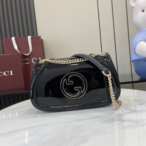 p1520 Gucci Blondie系列全新手袋饰有在20世纪70年代初期首次亮相的品牌系列经典标识巧妙结合传承魅力与当代风尚出色诠释品牌经典设计与现代精髓这款小号肩背包甄选古驰克色漆皮打造搭配珐琅品牌圆形标识配有金色调链式肩带和皮革肩带轻松打造肩背或斜挎造型
古驰克色漆皮
古驰克色漆皮滚边
棕色棉麻混纺衬里
珐琅圆形互扣式双G
内部：1个拉链袋
外部：背面开口口袋
滑链肩带可调整为48厘米高的肩带或高29厘米的顶部提手
磁扣开合
型号：815715
尺寸：26.5厘米（宽）x 16.5厘米（高）x 8.5厘米（深）
颜色：克色漆皮/
重量：约600克
意大利创作-高仿包包