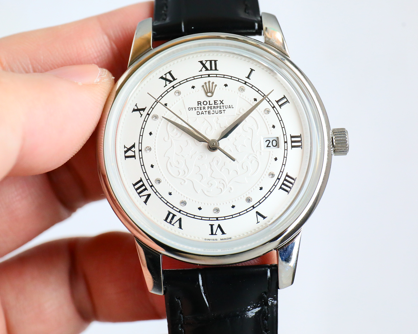 La ROLEX Silver Cellini est une montre pour homme qui convient à toutes sortes d'activités et d'occasions. Elle est équipée d'un calibre importé 9015 précis et stable. Il bat 28 800 fois par heure et n'a aucune qualité de réparation ! Diamètre 42mm taille originale avec couvercle saphir miroir met en évidence l'atmosphère de luxe bracelet avec bracelet en cuir de veau importé pour vous rendre l'utilisation plus confortable ! 100 mètres étanche !!!  100 mètres d'étanchéité ! !! (Engagement discret) : produit physique lustrer mieux superbe coquille ensemble processus sont le niveau de maître inspection légère du corps plus ère machine haute technologie forger la main sur le choc honorable extraordinaire vous méritez d'avoir !