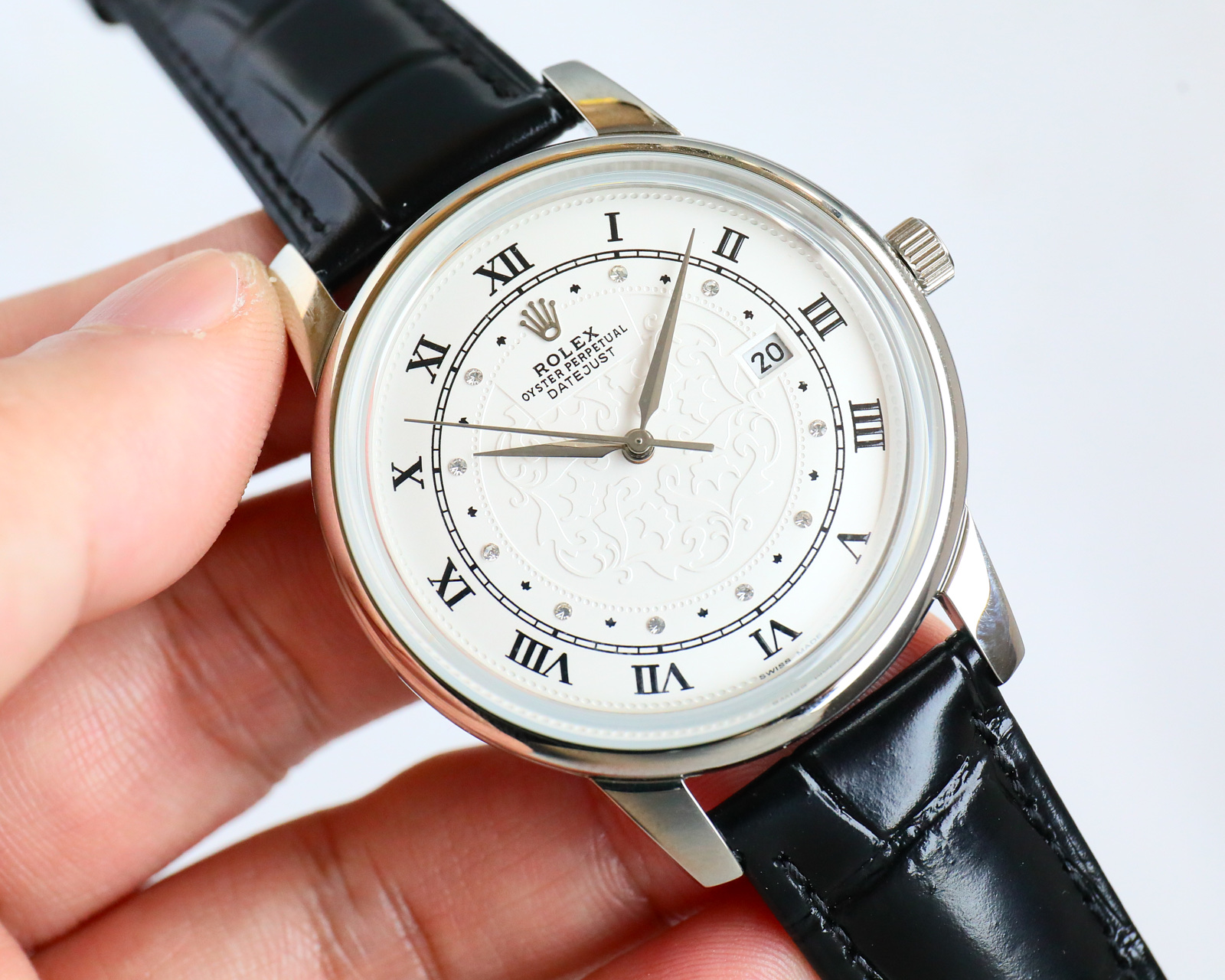 La ROLEX Silver Cellini est une montre pour homme qui convient à toutes sortes d'activités et d'occasions. Elle est équipée d'un calibre importé 9015 précis et stable. Il bat 28 800 fois par heure et n'a aucune qualité de réparation ! Diamètre 42mm taille originale avec couvercle saphir miroir met en évidence l'atmosphère de luxe bracelet avec bracelet en cuir de veau importé pour vous rendre l'utilisation plus confortable ! 100 mètres étanche !!!  100 mètres d'étanchéité ! !! (Engagement discret) : produit physique lustrer mieux superbe coquille ensemble processus sont le niveau de maître inspection légère du corps plus ère machine haute technologie forger la main sur le choc honorable extraordinaire vous méritez d'avoir !