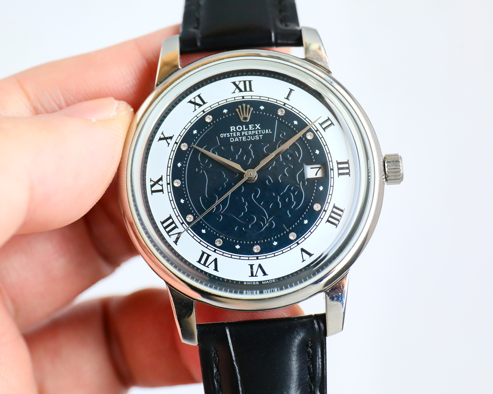 La ROLEX Silver Cellini est une montre pour homme qui convient à toutes sortes d'activités et d'occasions. Elle est équipée d'un calibre importé 9015 précis et stable. Il bat 28 800 fois par heure et n'a aucune qualité de réparation ! Diamètre 42mm taille originale avec couvercle saphir miroir met en évidence l'atmosphère de luxe bracelet avec bracelet en cuir de veau importé pour vous rendre l'utilisation plus confortable ! 100 mètres étanche !!!  100 mètres d'étanchéité ! !! (Engagement discret) : produit physique lustrer mieux superbe coquille ensemble processus sont le niveau de maître inspection légère du corps plus ère machine haute technologie forger la main sur le choc honorable extraordinaire vous méritez d'avoir !