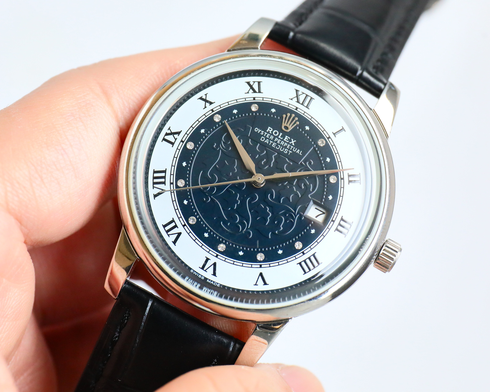 La ROLEX Silver Cellini est une montre pour homme qui convient à toutes sortes d'activités et d'occasions. Elle est équipée d'un calibre importé 9015 précis et stable. Il bat 28 800 fois par heure et n'a aucune qualité de réparation ! Diamètre 42mm taille originale avec couvercle saphir miroir met en évidence l'atmosphère de luxe bracelet avec bracelet en cuir de veau importé pour vous rendre l'utilisation plus confortable ! 100 mètres étanche !!!  100 mètres d'étanchéité ! !! (Engagement discret) : produit physique lustrer mieux superbe coquille ensemble processus sont le niveau de maître inspection légère du corps plus ère machine haute technologie forger la main sur le choc honorable extraordinaire vous méritez d'avoir !