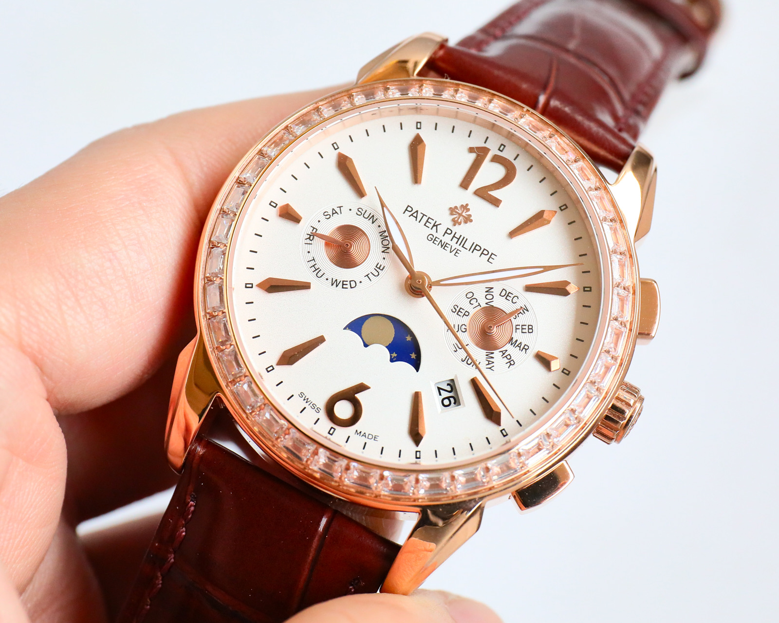 ¡Reloj de caballero Patek Philippe de oro rosa! ¡Un reloj mecánico totalmente automático con el movimiento original cal.9100! ¡Exclusivo reloj multifunción con complicación de diseño de sombra interior! Funciones: ¡visualización del calendario, visualización del mes, visualización de las 24 horas, visualización de las funciones sol, luna y estrellas, visualización del día! ¡Caja elegante y versátil con una fuerte personalidad 41 mm de diámetro se ajusta a la mano masculina popular tamaño muy de negocios también puede ser casual es un diseño muy práctico y valioso de la pieza perfecta para presentar el estilo único de diseño suizo! ¡Toda la caja de acero utilizando el proceso de chapado en horno PVD importado, resistencia a la corrosión, alta resistencia a los ácidos con correa de piel de becerro italiano Espejo de cristal de zafiro resistente a los arañazos! ¡Exquisita tecnología profesional, para crear este producto perfecto e incomparable mano de obra superior de alta calidad reloj! ¡Vale la pena tener! ⚠️ ¡Reconozca la calidad exclusiva!