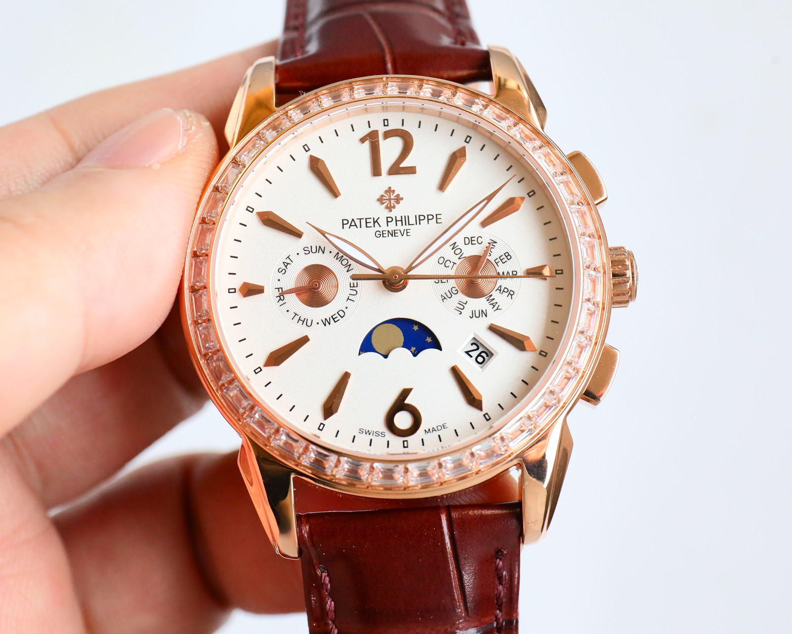 ¡Reloj de caballero Patek Philippe de oro rosa! ¡Un reloj mecánico totalmente automático con el movimiento original cal.9100! ¡Exclusivo reloj multifunción con complicación de diseño de sombra interior! Funciones: ¡visualización del calendario, visualización del mes, visualización de las 24 horas, visualización de las funciones sol, luna y estrellas, visualización del día! ¡Caja elegante y versátil con una fuerte personalidad 41 mm de diámetro se ajusta a la mano masculina popular tamaño muy de negocios también puede ser casual es un diseño muy práctico y valioso de la pieza perfecta para presentar el estilo único de diseño suizo! ¡Toda la caja de acero utilizando el proceso de chapado en horno PVD importado, resistencia a la corrosión, alta resistencia a los ácidos con correa de piel de becerro italiano Espejo de cristal de zafiro resistente a los arañazos! ¡Exquisita tecnología profesional, para crear este producto perfecto e incomparable mano de obra superior de alta calidad reloj! ¡Vale la pena tener! ⚠️ ¡Reconozca la calidad exclusiva!