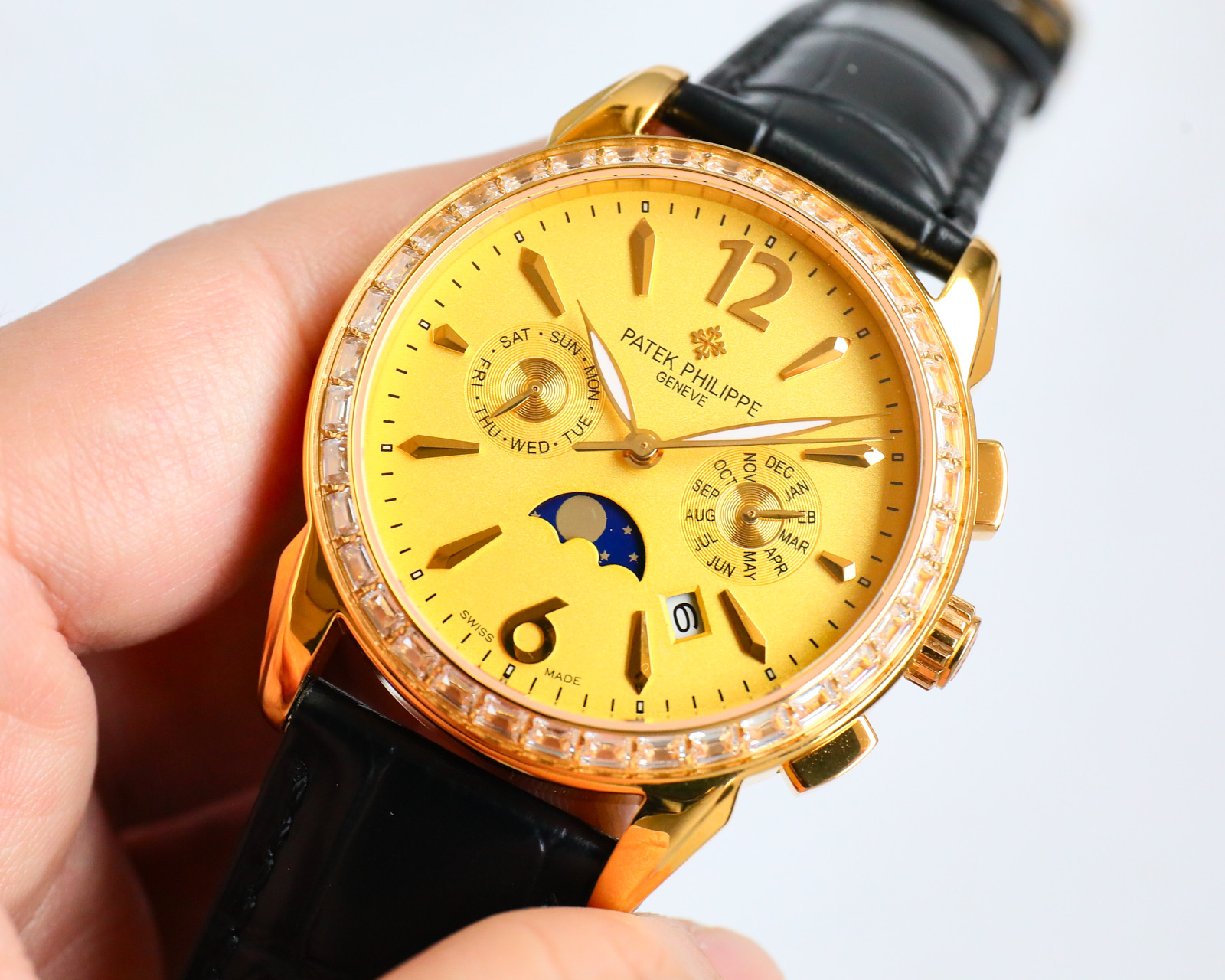 ¡Reloj de pulsera Patek Philippe para hombre! ¡Un reloj mecánico totalmente automático con el movimiento original cal.9100! ¡Exclusivo reloj multifunción con complicación de diseño de sombra interior! Funciones: visualización del calendario, visualización del mes, 24 horas, visualización de las funciones sol, luna y estrellas, ¡visualización del día! ¡Caja elegante y versátil con una fuerte personalidad 41 mm de diámetro se ajusta a la mano masculina popular tamaño muy de negocios también puede ser casual es un diseño muy práctico y valioso de la pieza perfecta para presentar el estilo único de diseño suizo! ¡Toda la caja de acero utilizando el proceso de chapado en horno PVD importado, resistencia a la corrosión, alta resistencia a los ácidos con correa de piel de becerro italiano Espejo de cristal de zafiro resistente a los arañazos! ¡Exquisita tecnología profesional, para crear este producto perfecto e incomparable mano de obra superior de alta calidad reloj! ¡Vale la pena tener! ⚠️ ¡Reconozca la calidad exclusiva!