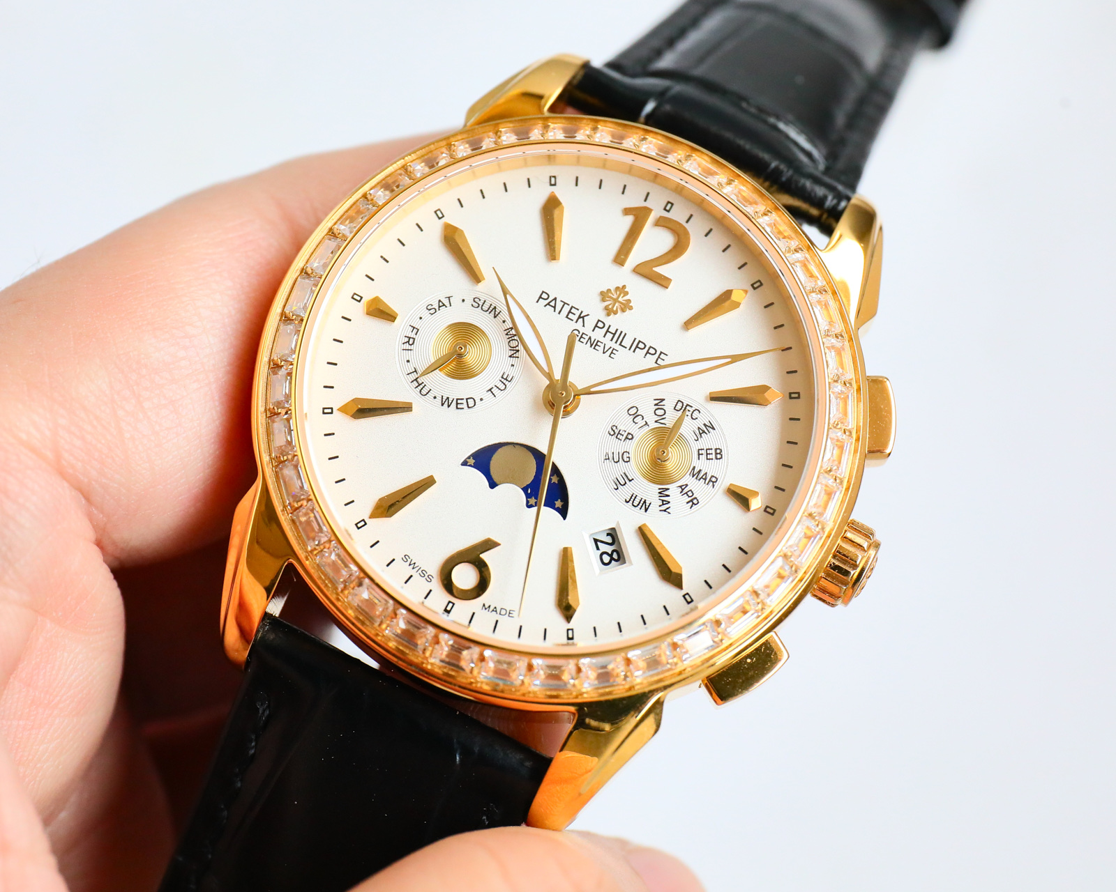 ¡Reloj de pulsera Patek Philippe para hombre! ¡Un reloj mecánico totalmente automático con el movimiento original cal.9100! ¡Exclusivo reloj multifunción con complicación de diseño de sombra interior! Funciones: visualización del calendario, visualización del mes, 24 horas, visualización de las funciones sol, luna y estrellas, ¡visualización del día! ¡Caja elegante y versátil con una fuerte personalidad 41 mm de diámetro se ajusta a la mano masculina popular tamaño muy de negocios también puede ser casual es un diseño muy práctico y valioso de la pieza perfecta para presentar el estilo único de diseño suizo! ¡Toda la caja de acero utilizando el proceso de chapado en horno PVD importado, resistencia a la corrosión, alta resistencia a los ácidos con correa de piel de becerro italiano Espejo de cristal de zafiro resistente a los arañazos! ¡Exquisita tecnología profesional, para crear este producto perfecto e incomparable mano de obra superior de alta calidad reloj! ¡Vale la pena tener! ⚠️ ¡Reconozca la calidad exclusiva!