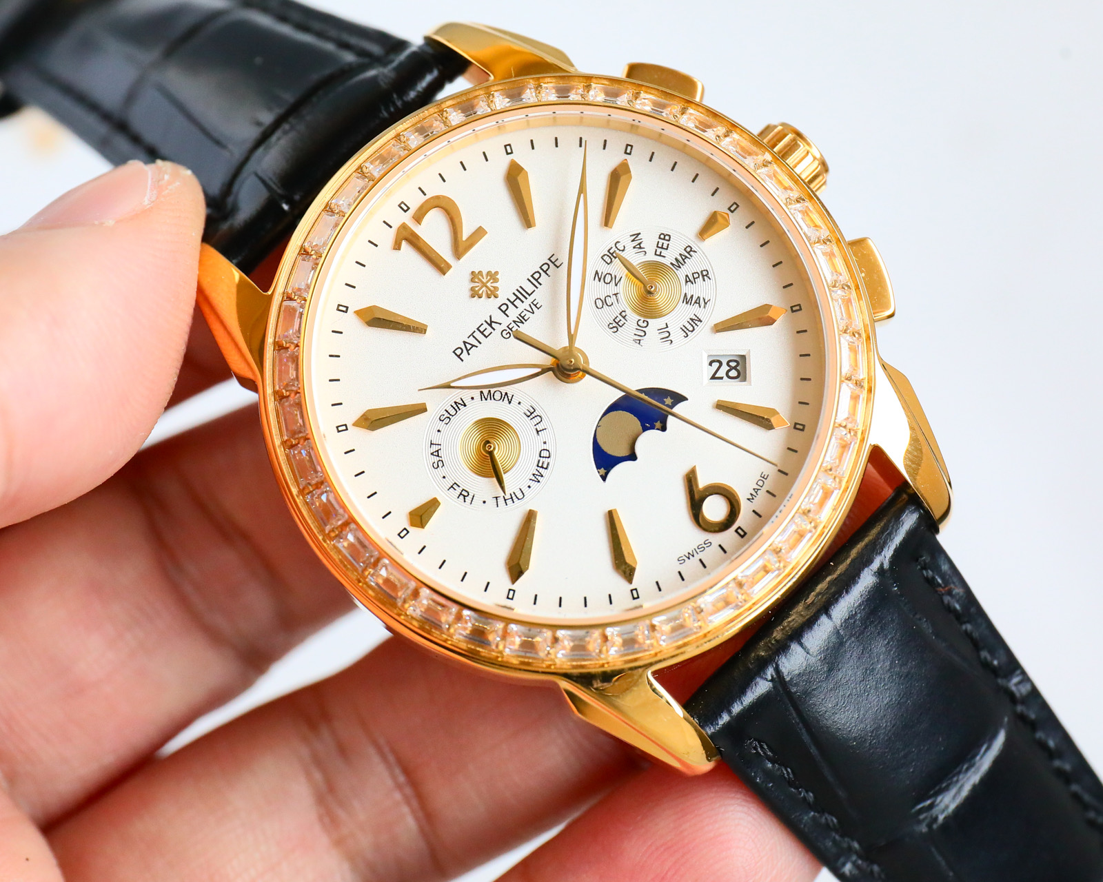 ¡Reloj de pulsera Patek Philippe para hombre! ¡Un reloj mecánico totalmente automático con el movimiento original cal.9100! ¡Exclusivo reloj multifunción con complicación de diseño de sombra interior! Funciones: visualización del calendario, visualización del mes, 24 horas, visualización de las funciones sol, luna y estrellas, ¡visualización del día! ¡Caja elegante y versátil con una fuerte personalidad 41 mm de diámetro se ajusta a la mano masculina popular tamaño muy de negocios también puede ser casual es un diseño muy práctico y valioso de la pieza perfecta para presentar el estilo único de diseño suizo! ¡Toda la caja de acero utilizando el proceso de chapado en horno PVD importado, resistencia a la corrosión, alta resistencia a los ácidos con correa de piel de becerro italiano Espejo de cristal de zafiro resistente a los arañazos! ¡Exquisita tecnología profesional, para crear este producto perfecto e incomparable mano de obra superior de alta calidad reloj! ¡Vale la pena tener! ⚠️ ¡Reconozca la calidad exclusiva!