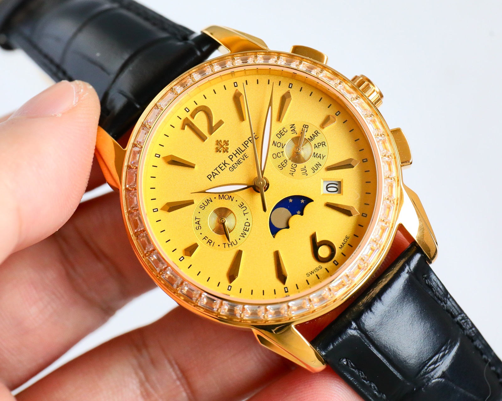 ¡Reloj de pulsera Patek Philippe para hombre! ¡Un reloj mecánico totalmente automático con el movimiento original cal.9100! ¡Exclusivo reloj multifunción con complicación de diseño de sombra interior! Funciones: visualización del calendario, visualización del mes, 24 horas, visualización de las funciones sol, luna y estrellas, ¡visualización del día! ¡Caja elegante y versátil con una fuerte personalidad 41 mm de diámetro se ajusta a la mano masculina popular tamaño muy de negocios también puede ser casual es un diseño muy práctico y valioso de la pieza perfecta para presentar el estilo único de diseño suizo! ¡Toda la caja de acero utilizando el proceso de chapado en horno PVD importado, resistencia a la corrosión, alta resistencia a los ácidos con correa de piel de becerro italiano Espejo de cristal de zafiro resistente a los arañazos! ¡Exquisita tecnología profesional, para crear este producto perfecto e incomparable mano de obra superior de alta calidad reloj! ¡Vale la pena tener! ⚠️ ¡Reconozca la calidad exclusiva!