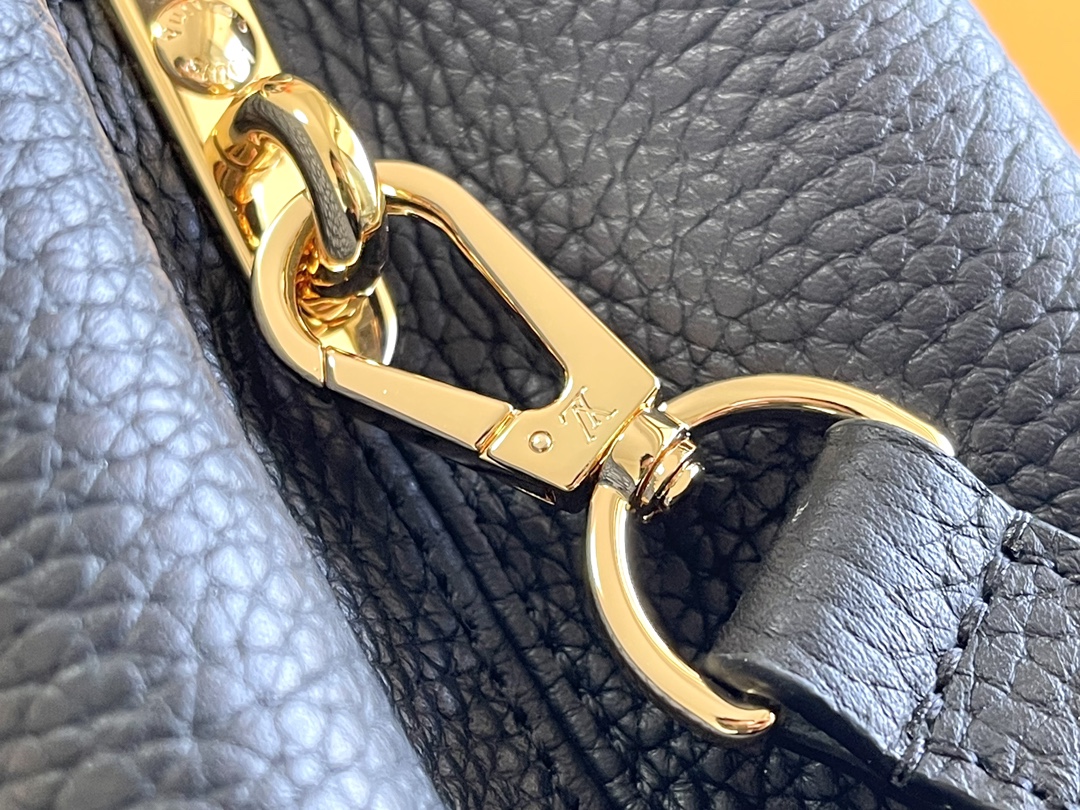 P2400 LV M12135 Small Flower Crown Black Gold Buckle CapucinesBB Handbag Conta uma nova história Capucines nesta estaçãoAs delicadas alças florais metálicas do Monclerogram conferem a esta bolsa clássica uma aura mais suaveCorpo branco delicado com enfeites de coroa de flores douradasElegante e práticoCaracterísticas detalhadas27,0 x 18,0 x 9,0 cm -Bolsa de alta costura