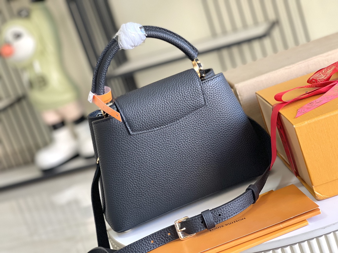 P2400 LV M12135 Small Flower Crown Black Gold Buckle CapucinesBB Handbag Conta uma nova história Capucines nesta estaçãoAs delicadas alças florais metálicas do Monclerogram conferem a esta bolsa clássica uma aura mais suaveCorpo branco delicado com enfeites de coroa de flores douradasElegante e práticoCaracterísticas detalhadas27,0 x 18,0 x 9,0 cm -Bolsa de alta costura