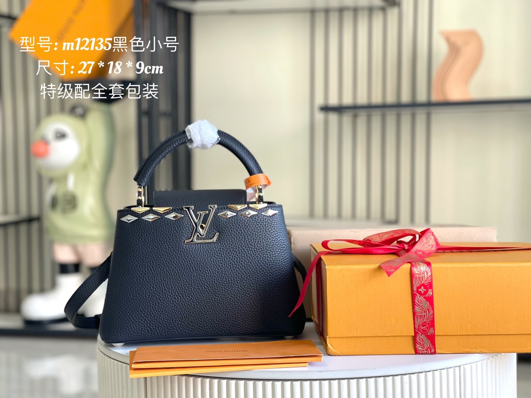 P2400 LV M12135 小号 花冠黑色金扣 CapucinesBB手袋本季讲述全新的Capucines故事精致的金属色Monclerogram花卉饰带使此款经典手袋散发出更加柔美的气质精致的白色包身搭配金色花冠装饰优雅而实用
详细特征27.0 x 18.0 x 9.0 cm-高仿包包