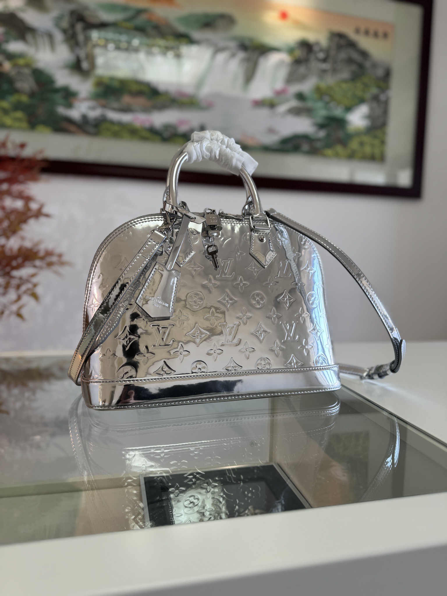 P1560 El bolso grande Alma de la colección LV Ski se inspira en los baúles clásicos de Louis Vuitton, plasmando el nuevo efecto Monclerogram Miroir sobre lona gofrada para ilustrar el concepto retro-futurista. El espacioso bolsillo de parche interior garantiza un almacenamiento ordenado.