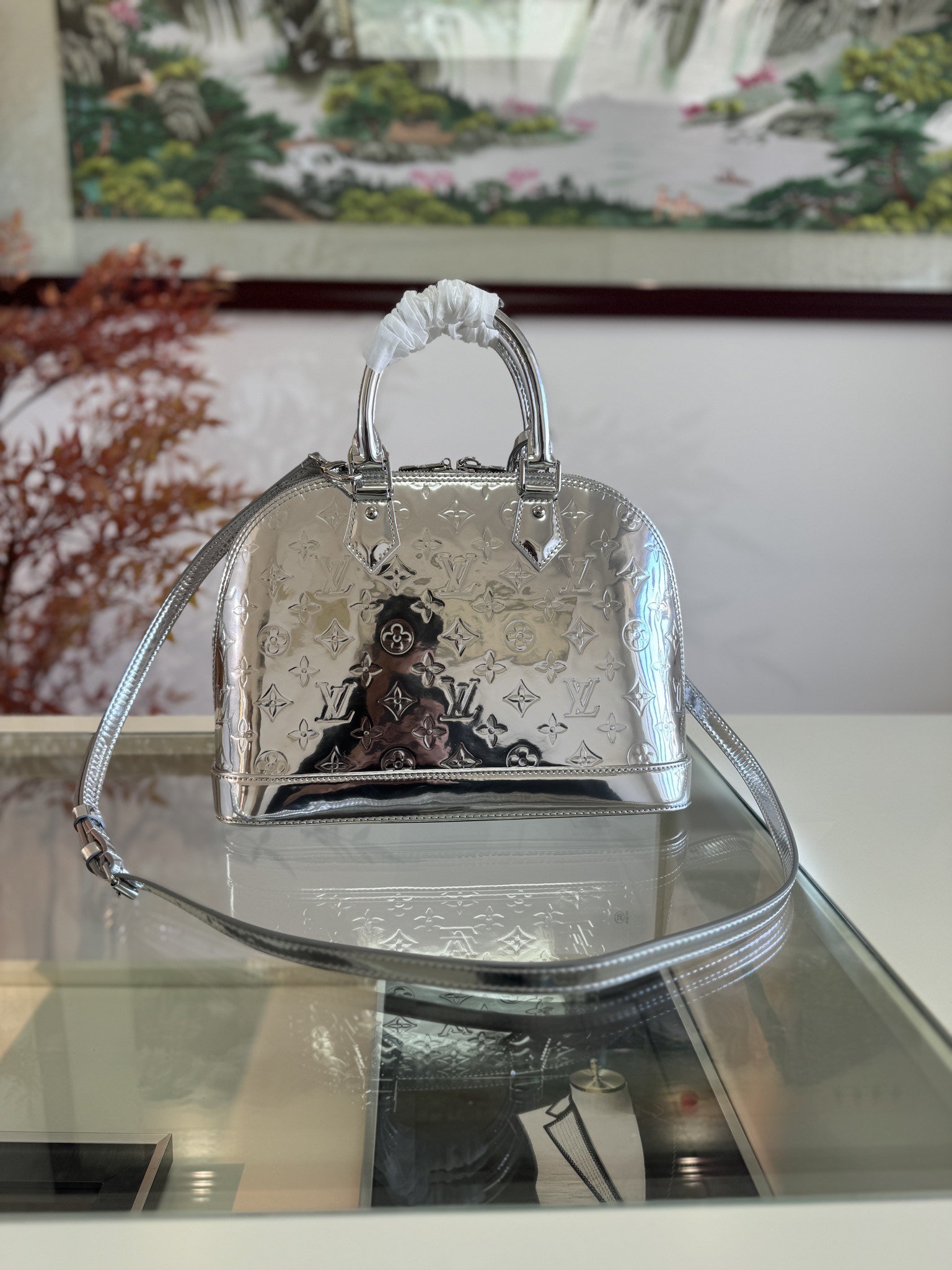 P1560 El bolso grande Alma de la colección LV Ski se inspira en los baúles clásicos de Louis Vuitton, plasmando el nuevo efecto Monclerogram Miroir sobre lona gofrada para ilustrar el concepto retro-futurista. El espacioso bolsillo de parche interior garantiza un almacenamiento ordenado.