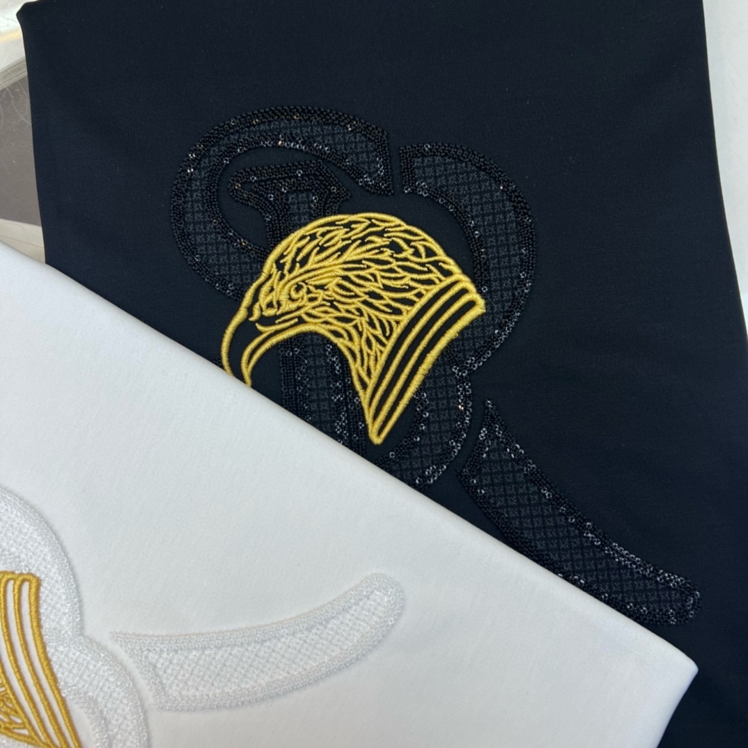 P360 VER Versace Early Spring 2025 Debut Double Mercerised Crew Neck Short Sleeve T-Shirt Chest Brand Logo Heavy duty design High-end customisation Avant-garde design ! Tissu personnalisé. Doux au toucher. Confortable à porter. Coutures fines de qualité supérieure. Finition soignée. L'effet sur le corps est d'une beauté inégalée ! Un seul produit essentiel pour les hommes ! Taille : M-4XL (175 140 kg portent L Slim maximum 200 kg)