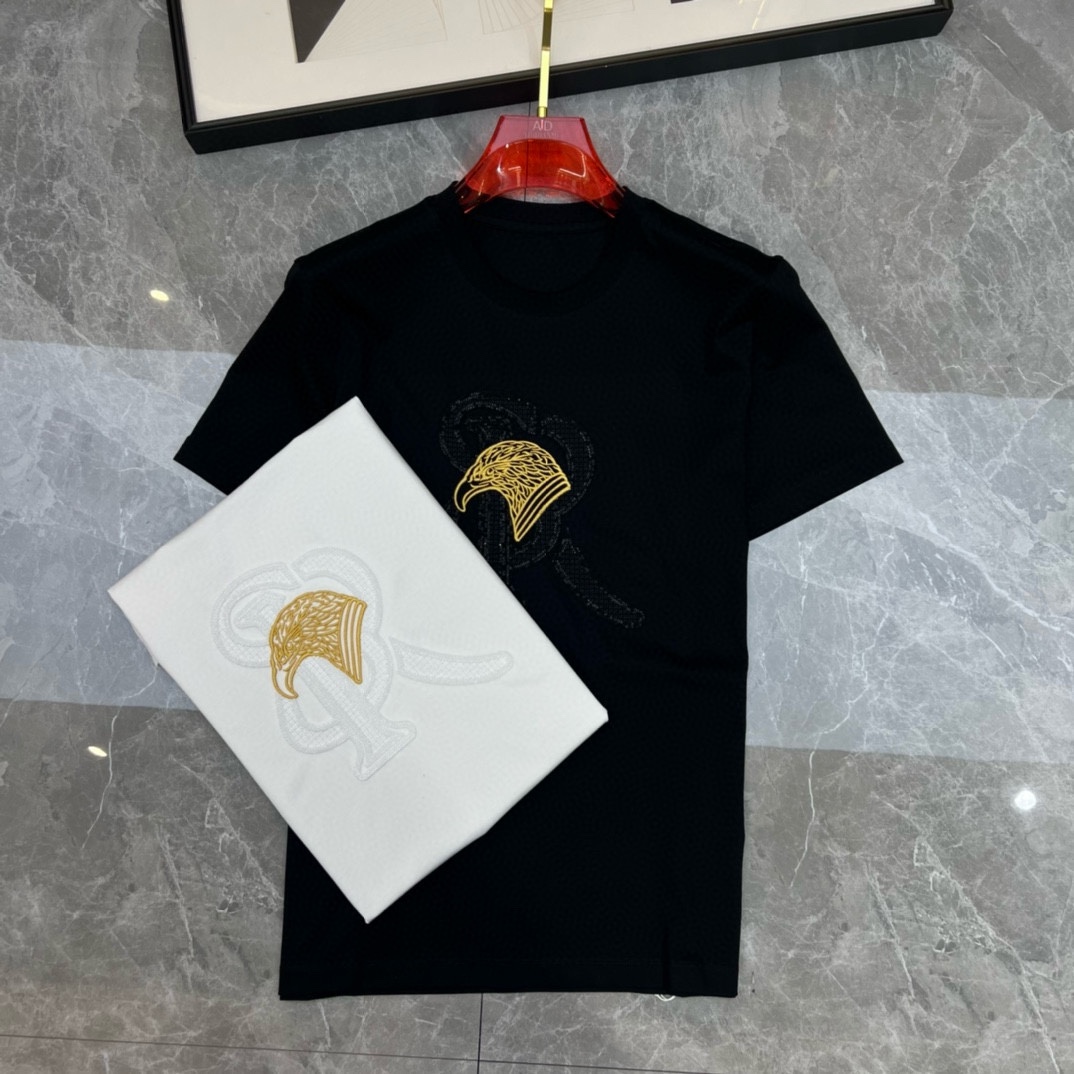 P360 VER Versace Early Spring 2025 Debut Double Mercerised Crew Neck Short Sleeve T-Shirt Chest Brand Logo Heavy duty design High-end customisation Avant-garde design ! Tissu personnalisé. Doux au toucher. Confortable à porter. Coutures fines de qualité supérieure. Finition soignée. L'effet sur le corps est d'une beauté inégalée ! Un seul produit essentiel pour les hommes ! Taille : M-4XL (175 140 kg portent L Slim maximum 200 kg)