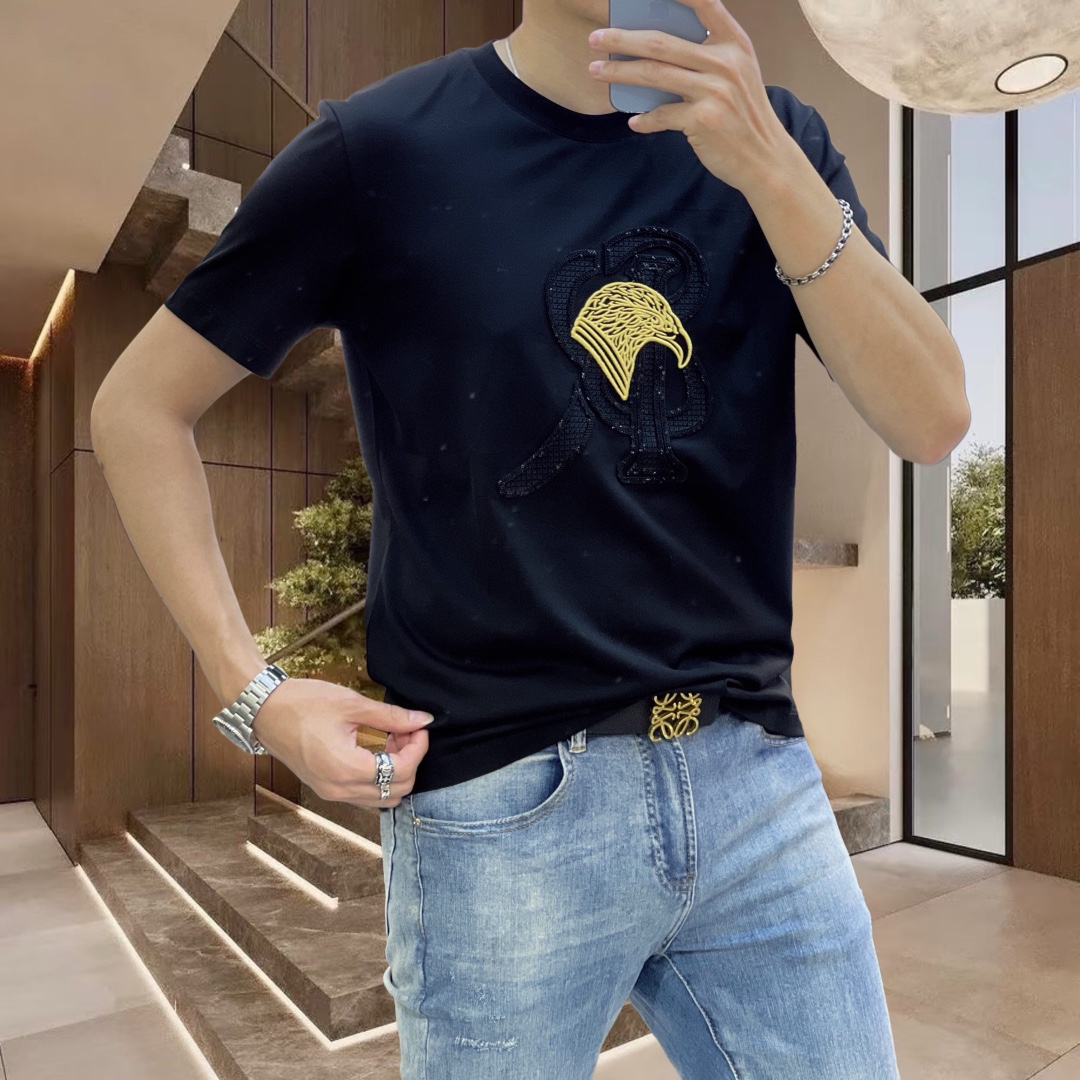 P360 VER Versace Early Spring 2025 Debut Double Mercerised Crew Neck Short Sleeve T-Shirt Chest Brand Logo Heavy duty design High-end customisation Avant-garde design ! Tissu personnalisé. Doux au toucher. Confortable à porter. Coutures fines de qualité supérieure. Finition soignée. L'effet sur le corps est d'une beauté inégalée ! Un seul produit essentiel pour les hommes ! Taille : M-4XL (175 140 kg portent L Slim maximum 200 kg)