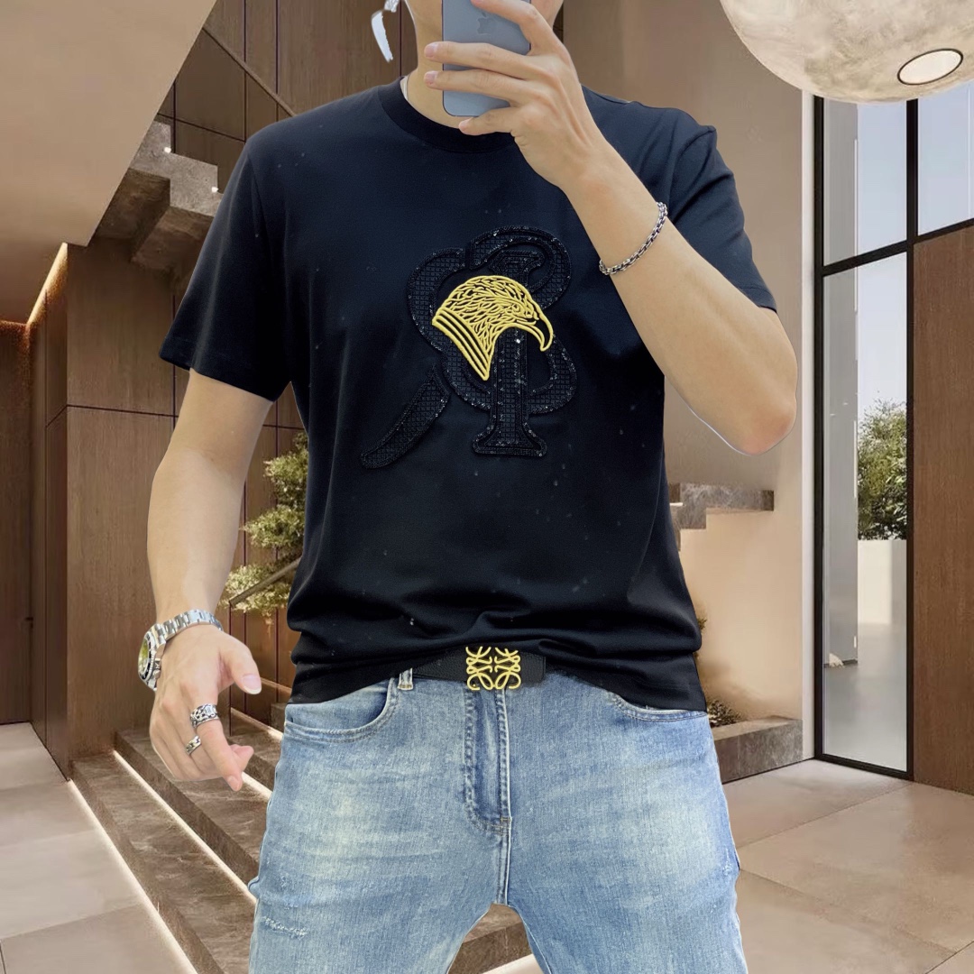 P360 VER Versace Early Spring 2025 Debut Double Mercerised Crew Neck Short Sleeve T-Shirt Chest Brand Logo Heavy duty design High-end customisation Avant-garde design ! Tissu personnalisé. Doux au toucher. Confortable à porter. Coutures fines de qualité supérieure. Finition soignée. L'effet sur le corps est d'une beauté inégalée ! Un seul produit essentiel pour les hommes ! Taille : M-4XL (175 140 kg portent L Slim maximum 200 kg)