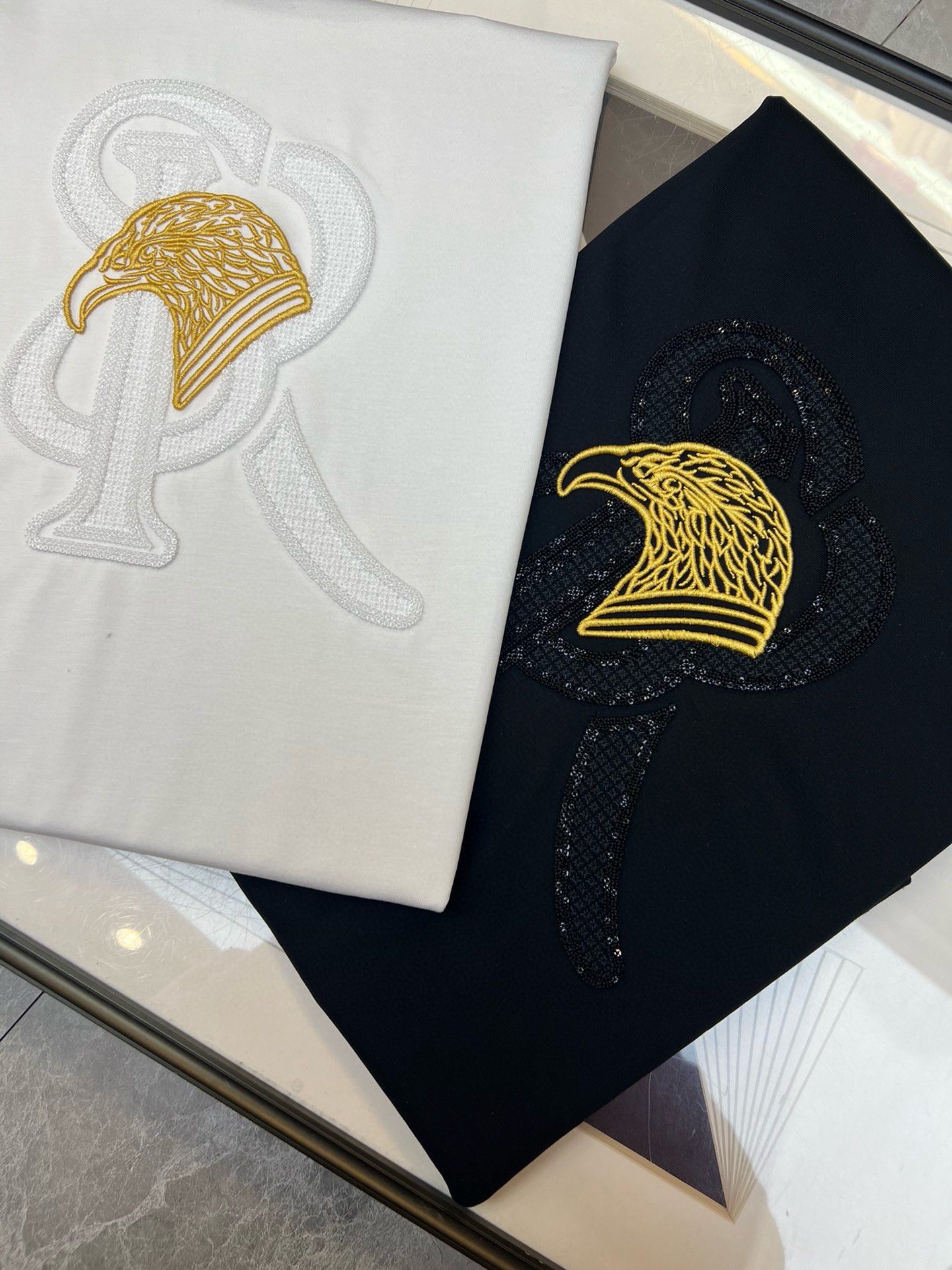 P360 VER Versace Early Spring 2025 Debut Double Mercerised Crew Neck Short Sleeve T-Shirt Chest Brand Logo Heavy duty design High-end customisation Avant-garde design ! Tissu personnalisé. Doux au toucher. Confortable à porter. Coutures fines de qualité supérieure. Finition soignée. L'effet sur le corps est d'une beauté inégalée ! Un seul produit essentiel pour les hommes ! Taille : M-4XL (175 140 kg portent L Slim maximum 200 kg)