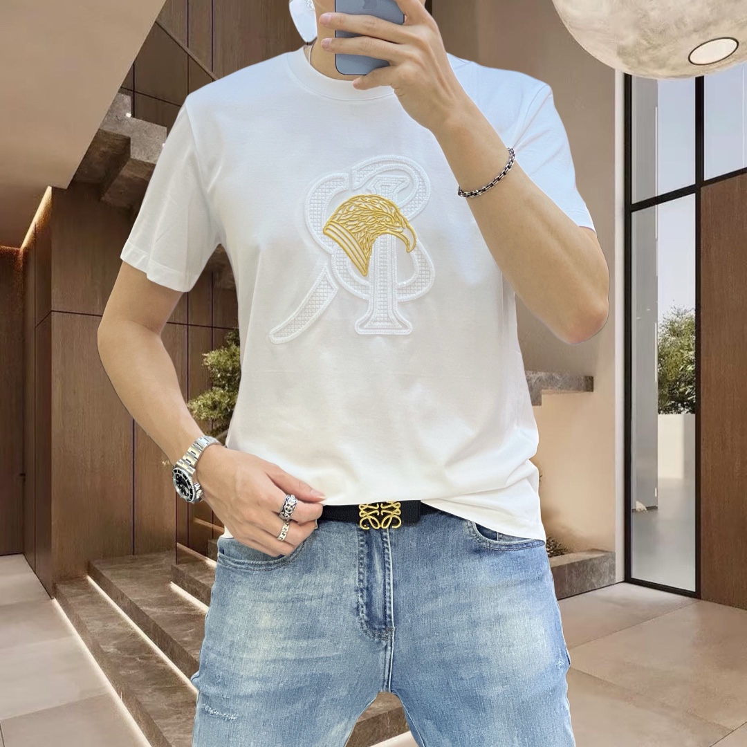 P360 VER Versace Early Spring 2025 Debut Double Mercerised Crew Neck Short Sleeve T-Shirt Chest Brand Logo Heavy duty design High-end customisation Avant-garde design ! Tissu personnalisé. Doux au toucher. Confortable à porter. Coutures fines de qualité supérieure. Finition soignée. L'effet sur le corps est d'une beauté inégalée ! Un seul produit essentiel pour les hommes ! Taille : M-4XL (175 140 kg portent L Slim maximum 200 kg)