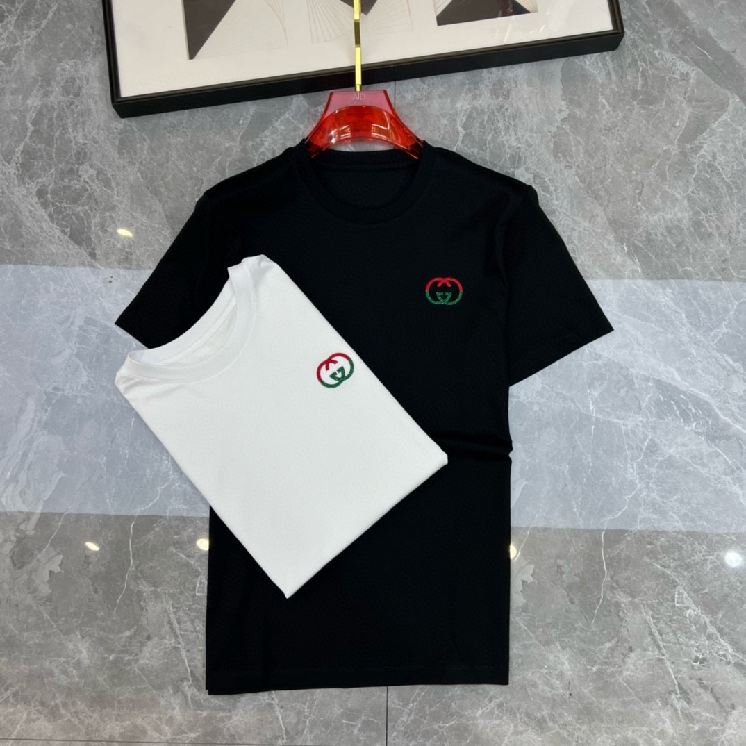 P360 Gucci 2025 Early Spring Debut Double Mercerised Crew Neck Short Sleeve T-Shirt 胸にブランドロゴの入ったヘビーデューティーなデザイン！ カスタマイズ生地。ソフトな肌触り。快適な着心地。カウンターグレードファインステッチ。繊細な仕上がり。ボディへの効果は他の追随を許さない♡！メンズ必須単品！ヤーデージ：M-4XL（175 140キロの摩耗Lスリム最大摩耗200キロ）