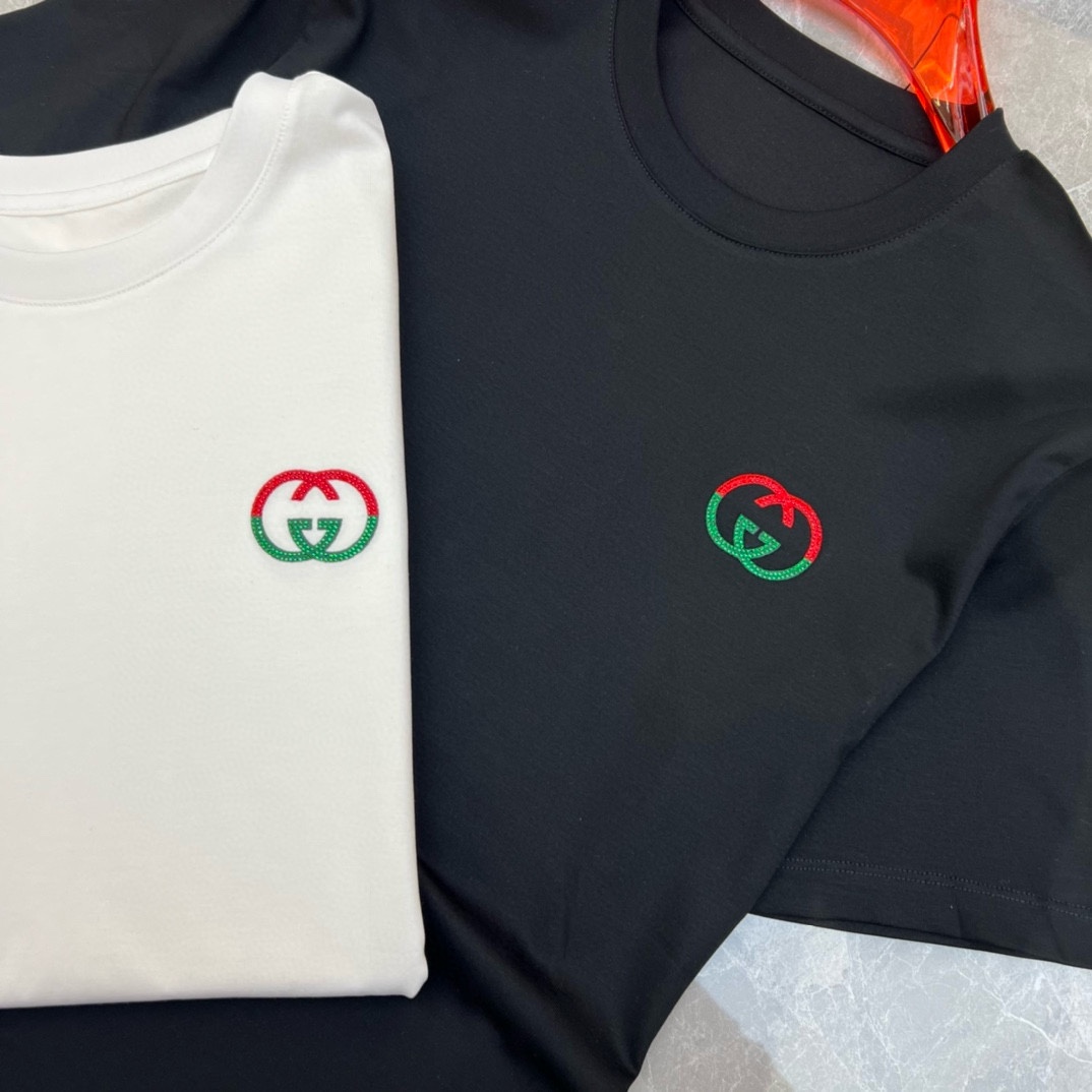 P360 Gucci 2025 Early Spring Debut T-shirt de manga curta com gola redonda dupla mercerizada Logótipo da marca no peito Design topo de gama por medida Design vanguardista! Tecido personalizado. Suave ao tato. Confortável de usar. Costura fina de qualidade superior. Acabamento fino. O efeito sobre o corpo é de uma beleza inigualável! Produto único indispensável para os homens! Medidas: M-4XL (175 140 kg vestem L Slim vestem no máximo 200 kg)