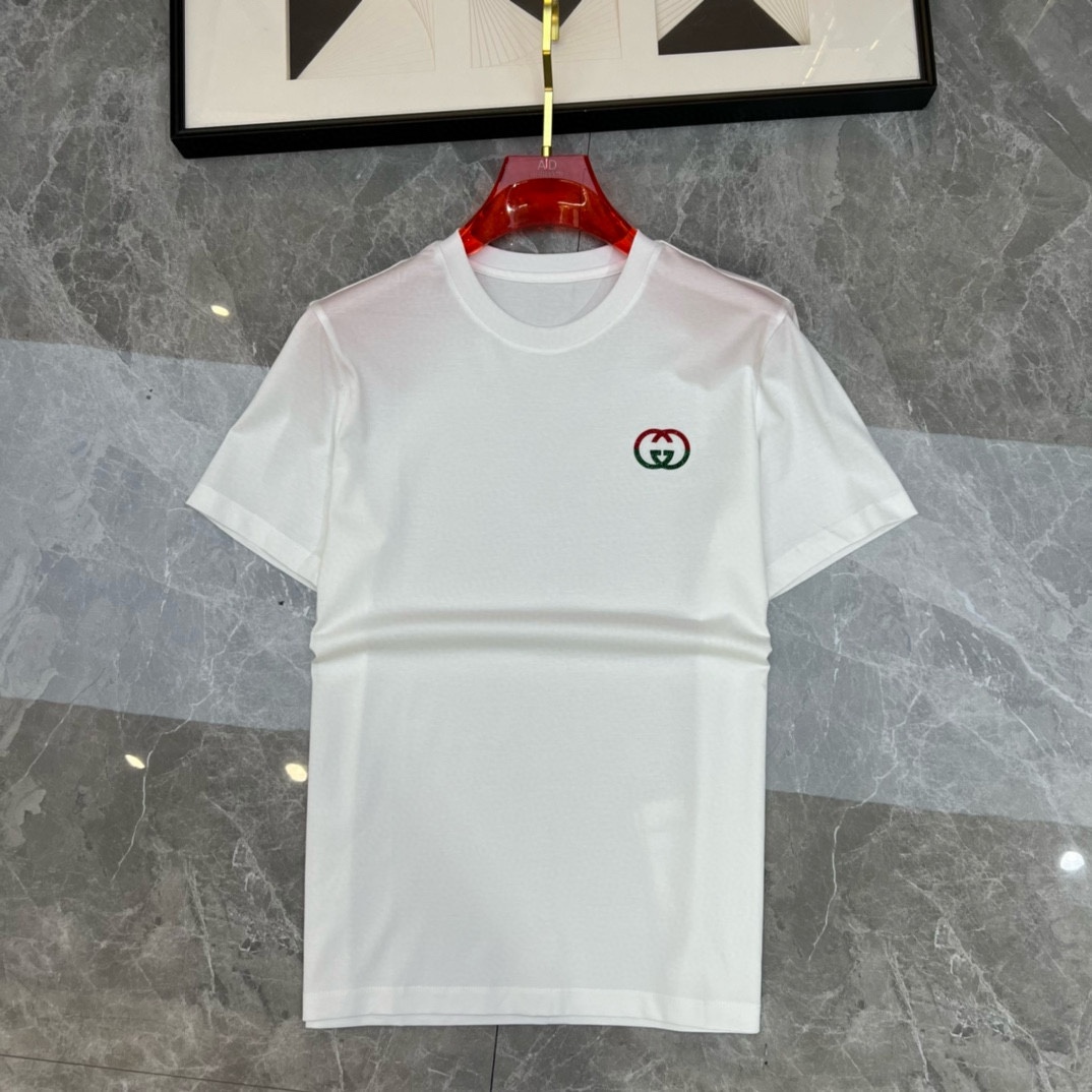 P360 Gucci 2025 Early Spring Debut T-shirt de manga curta com gola redonda dupla mercerizada Logótipo da marca no peito Design topo de gama por medida Design vanguardista! Tecido personalizado. Suave ao tato. Confortável de usar. Costura fina de qualidade superior. Acabamento fino. O efeito sobre o corpo é de uma beleza inigualável! Produto único indispensável para os homens! Medidas: M-4XL (175 140 kg vestem L Slim vestem no máximo 200 kg)