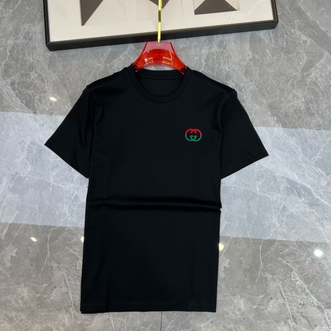 P360 Gucci 2025 Early Spring Debut Double Mercerised Crew Neck Short Sleeve T-Shirt 胸にブランドロゴの入ったヘビーデューティーなデザイン！ カスタマイズ生地。ソフトな肌触り。快適な着心地。カウンターグレードファインステッチ。繊細な仕上がり。ボディへの効果は他の追随を許さない♡！メンズ必須単品！ヤーデージ：M-4XL（175 140キロの摩耗Lスリム最大摩耗200キロ）