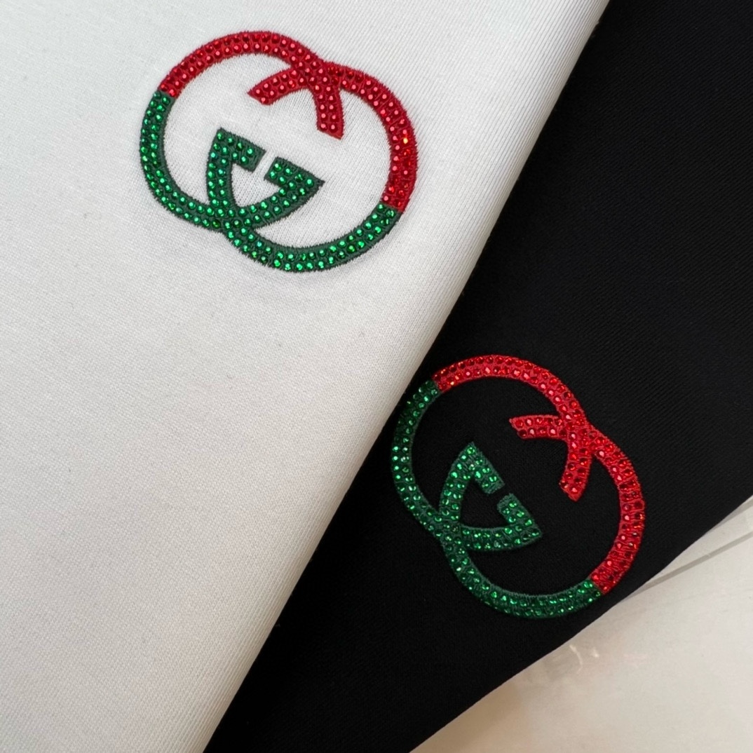 P360 Gucci 2025 Early Spring Debut T-shirt de manga curta com gola redonda dupla mercerizada Logótipo da marca no peito Design topo de gama por medida Design vanguardista! Tecido personalizado. Suave ao tato. Confortável de usar. Costura fina de qualidade superior. Acabamento fino. O efeito sobre o corpo é de uma beleza inigualável! Produto único indispensável para os homens! Medidas: M-4XL (175 140 kg vestem L Slim vestem no máximo 200 kg)