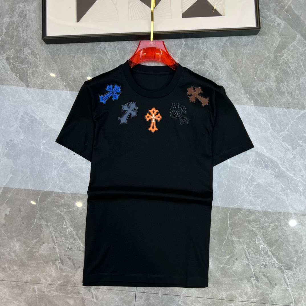 P360 Chrome Hearts Chrome Hearts Early Spring 2025 Debut Double Mercerised Crew Neck Short Sleeve T-Shirt Logo de la marque sur la poitrine Conception robuste Conception sur mesure haut de gamme Avant-garde ! Tissu personnalisé. Doux au toucher. Confortable à porter. Coutures fines de qualité supérieure. Finition soignée. L'effet sur le corps est d'une beauté inégalée ! Un produit unique essentiel pour les hommes ! Taille : M-4XL (175 140 livres porter L Slim maximum 200 livres) - sacs haute couture