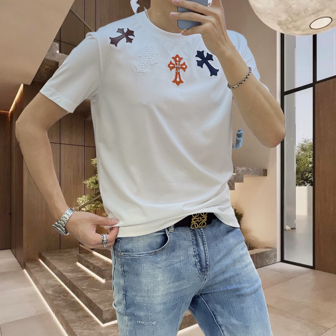 P360 Chrome Hearts Chrome Hearts Early Spring 2025 Debut Double Mercerised Crew Neck Short Sleeve T-Shirt Logo de la marque sur la poitrine Conception robuste Conception sur mesure haut de gamme Avant-garde ! Tissu personnalisé. Doux au toucher. Confortable à porter. Coutures fines de qualité supérieure. Finition soignée. L'effet sur le corps est d'une beauté inégalée ! Un produit unique essentiel pour les hommes ! Taille : M-4XL (175 140 livres porter L Slim maximum 200 livres) - sacs haute couture