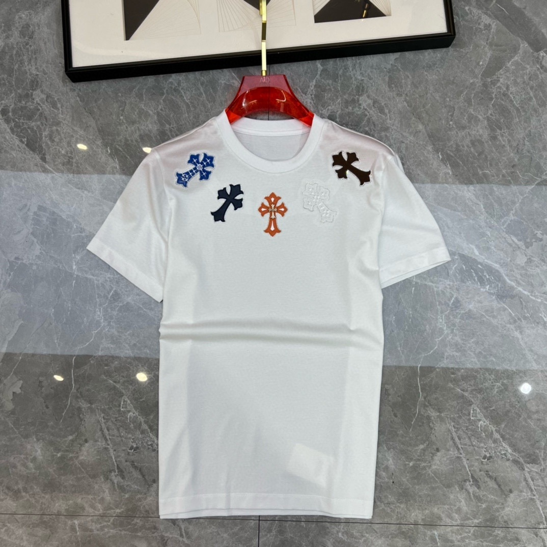 P360 Chrome Hearts クロムハーツ 2025年早春デビュー ダブルマーセライズド クルーネック 半袖Tシャツ 胸にブランドロゴ ヘビーデューティーなデザイン ハイエンドな別注デザイン アヴァンギャルド！ 特注生地。ソフトな肌触り。快適な着心地。カウンターグレードの繊細なステッチ。繊細な仕上がり。ボディへの効果は他の追随を許さない♡！メンズ必須単品！ヤーデージ：M-4XL（175 140キロの摩耗Lスリム最大摩耗200キロ）