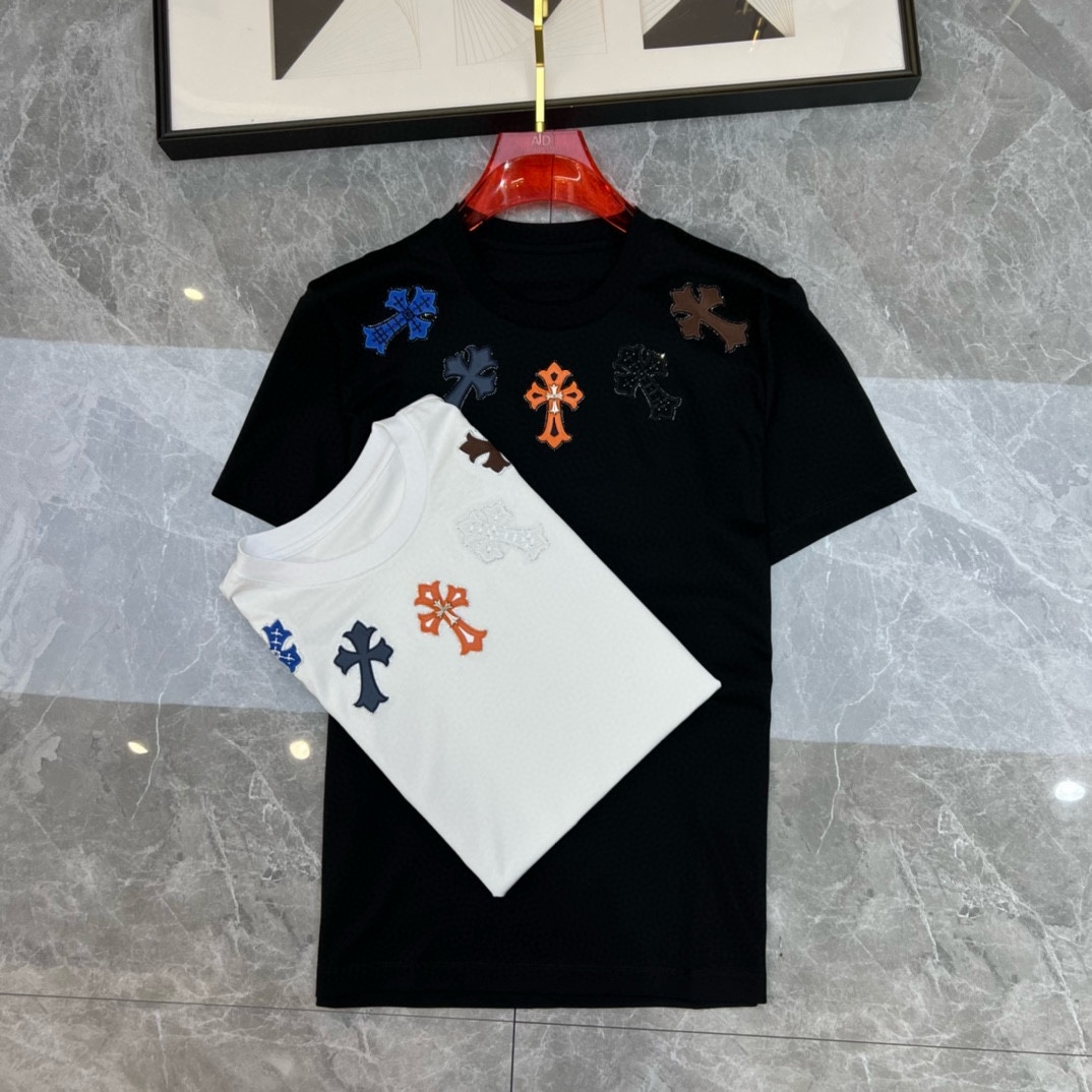 P360 Chrome Hearts Chrome Hearts Early Spring 2025 Debut Double Mercerised Crew Neck Short Sleeve T-Shirt Logo de la marque sur la poitrine Conception robuste Conception sur mesure haut de gamme Avant-garde ! Tissu personnalisé. Doux au toucher. Confortable à porter. Coutures fines de qualité supérieure. Finition soignée. L'effet sur le corps est d'une beauté inégalée ! Un produit unique essentiel pour les hommes ! Taille : M-4XL (175 140 livres porter L Slim maximum 200 livres) - sacs haute couture