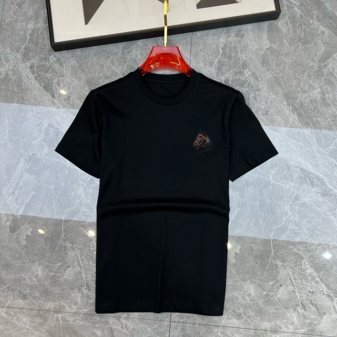 P360 Hermes Hermes Early Spring 2025 Premiere Double Mercerised Crew Neck Short Sleeve T-Shirt Chest Brand Logo Design Heavy Duty Personalização topo de gama Design vanguardista! Tecido personalizado. Suave ao tato. Confortável de usar. Costura de qualidade superior. Acabamento fino. O efeito sobre o corpo é de uma beleza inigualável! Um produto único indispensável para os homens! Medidas: M-4XL (175 140 kg vestem L Slim vestem no máximo 200 kg)