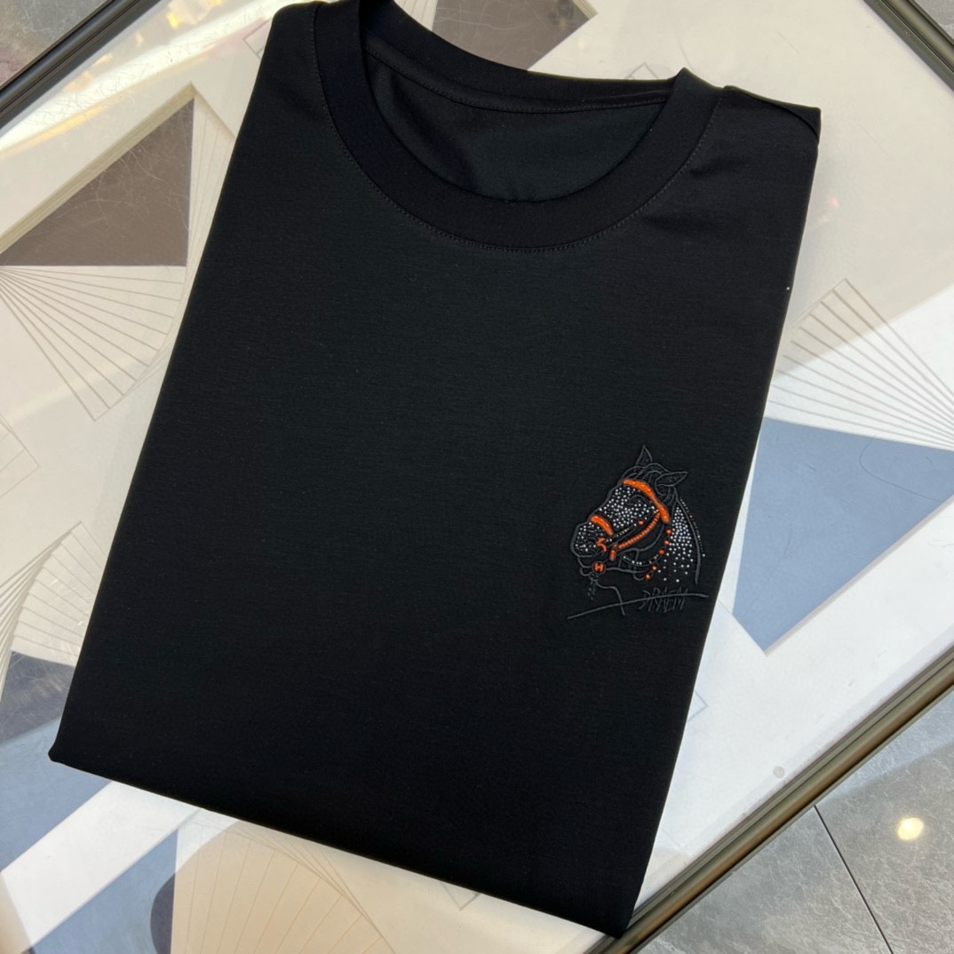 P360 Hermes Hermes Early Spring 2025 Premiere Camiseta de manga corta con cuello redondo doble mercerizado Diseño resistente con logotipo de la marca en el pecho Personalización de alta gama ¡Diseño vanguardista! Tejido personalizado. Suave al tacto. Cómoda de llevar. Costuras de calidad superior. Mano de obra fina. ¡El efecto sobre el cuerpo es inigualablemente atractivo! ¡Producto único esencial para hombres! Tallas: M-4XL (175 140 kg desgaste L Delgado desgaste máximo 200 kg)