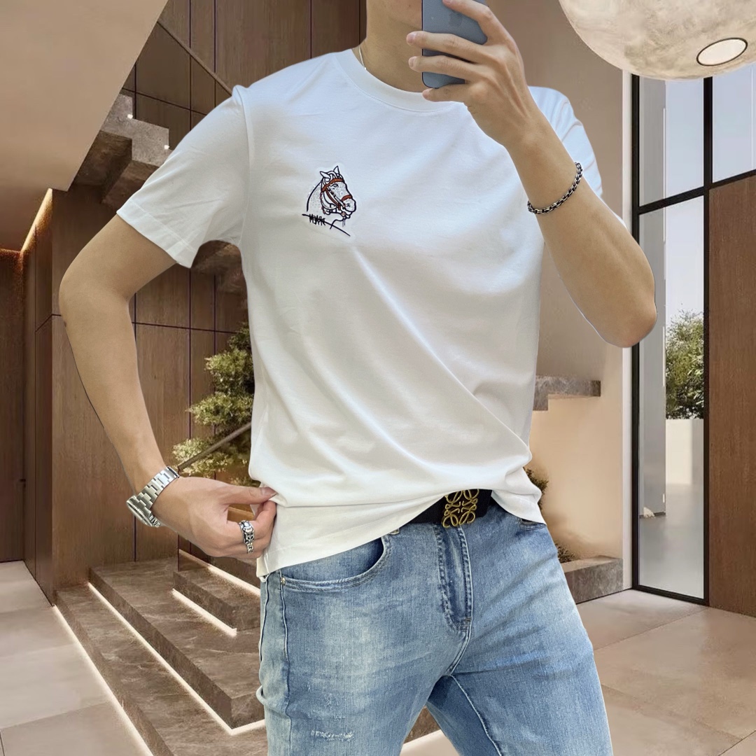 P360 Hermes Hermes Early Spring 2025 Premiere Double Mercerised Crew Neck Short Sleeve T-Shirt Chest Brand Logo Design Heavy Duty Personalização topo de gama Design vanguardista! Tecido personalizado. Suave ao tato. Confortável de usar. Costura de qualidade superior. Acabamento fino. O efeito sobre o corpo é de uma beleza inigualável! Um produto único indispensável para os homens! Medidas: M-4XL (175 140 kg vestem L Slim vestem no máximo 200 kg)