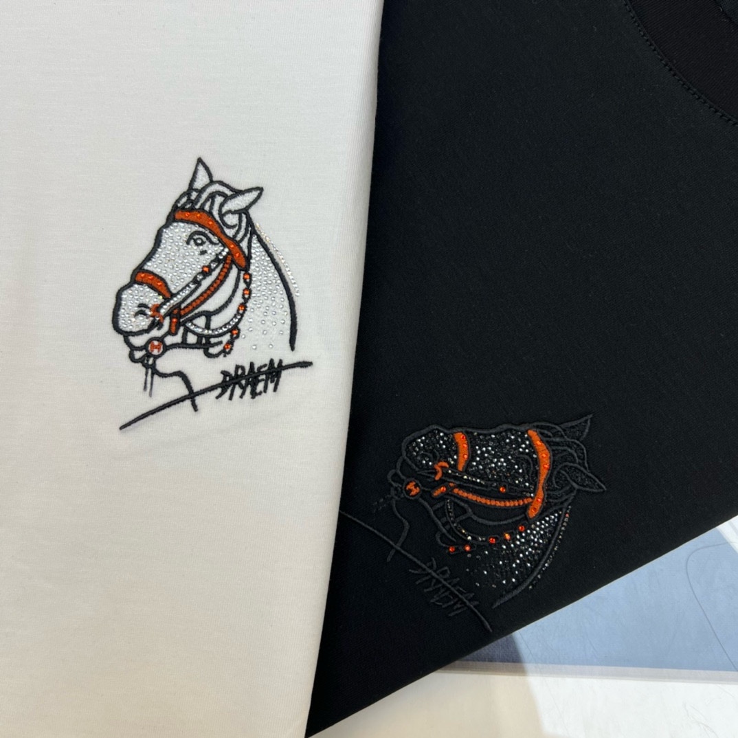 P360 Hermes Hermes Early Spring 2025 Premiere Camiseta de manga corta con cuello redondo doble mercerizado Diseño resistente con logotipo de la marca en el pecho Personalización de alta gama ¡Diseño vanguardista! Tejido personalizado. Suave al tacto. Cómoda de llevar. Costuras de calidad superior. Mano de obra fina. ¡El efecto sobre el cuerpo es inigualablemente atractivo! ¡Producto único esencial para hombres! Tallas: M-4XL (175 140 kg desgaste L Delgado desgaste máximo 200 kg)