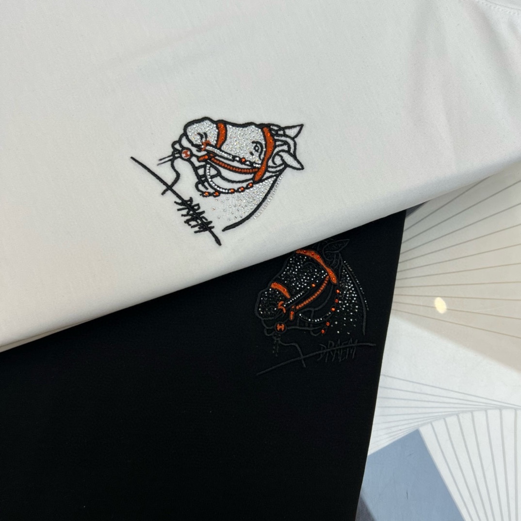 P360 エルメス HERMES 2025年早春デビュー ダブルマーセライズド ラウンドネック 半袖Tシャツ 胸にブランドロゴの入ったヘビーデューティーなデザイン ハイエンドなカスタマイズ アヴァンギャルドなデザイン！ カスタマイズ生地。ソフトな肌触り。快適な着心地。カウンターグレードステッチ。繊細な仕上がり。ボディへの効果は他の追随を許さない♡！メンズ必須単品！ヤーデージ：M-4XL（175 140キロの摩耗Lスリム最大摩耗200キロ）