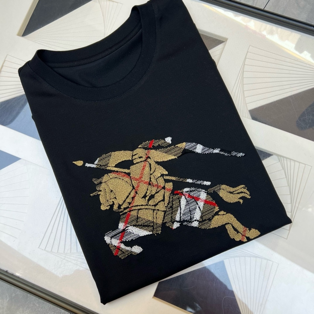 P360 Debut de Burberry a principios de la primavera de 2025 Camiseta de manga corta con cuello redondo doble mercerizado Logotipo de la marca en el pecho Diseño resistente Personalización de alta gama ¡Diseño vanguardista! Tejido personalizado. Suave al tacto. Cómoda de llevar. Costuras de calidad superior. Mano de obra fina. ¡El efecto sobre el cuerpo es inigualablemente atractivo! ¡Producto único esencial para hombres! Tallas: M-4XL (175 140 kg desgaste L Delgado desgaste máximo 200 kg)