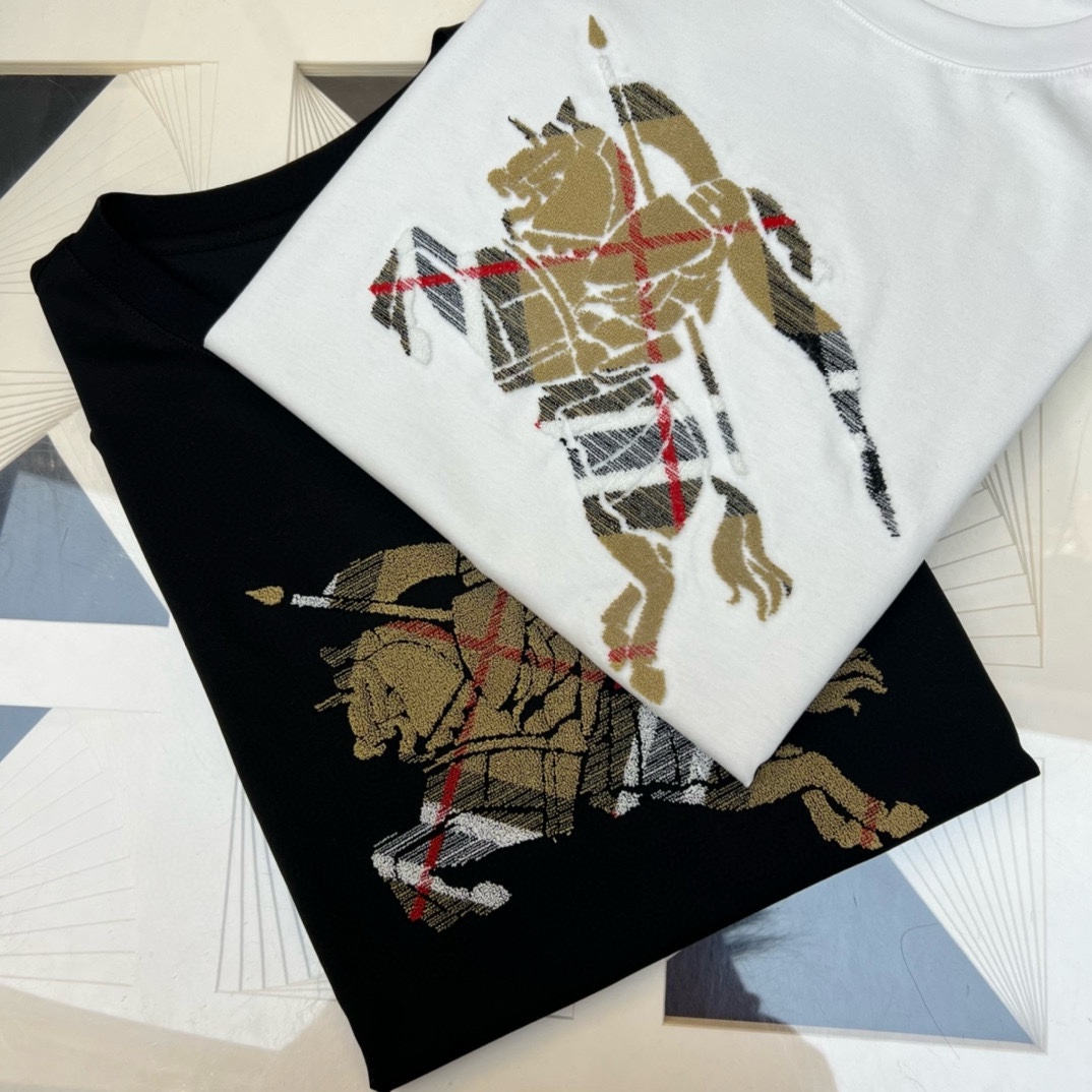 P360 Burberry Early Spring 2025 Debut Double Mercerised Crew Neck Short Sleeve T-Shirt Logo de la marque sur la poitrine Design robuste Personnalisation haut de gamme Design d'avant-garde ! Tissu personnalisé. Doux au toucher. Confortable à porter. Coutures de qualité supérieure. Finition soignée. L'effet sur le corps est d'une beauté inégalée ! Un seul produit essentiel pour les hommes ! Taille : M-4XL (175 140 kg portent L Slim maximum 200 kg)